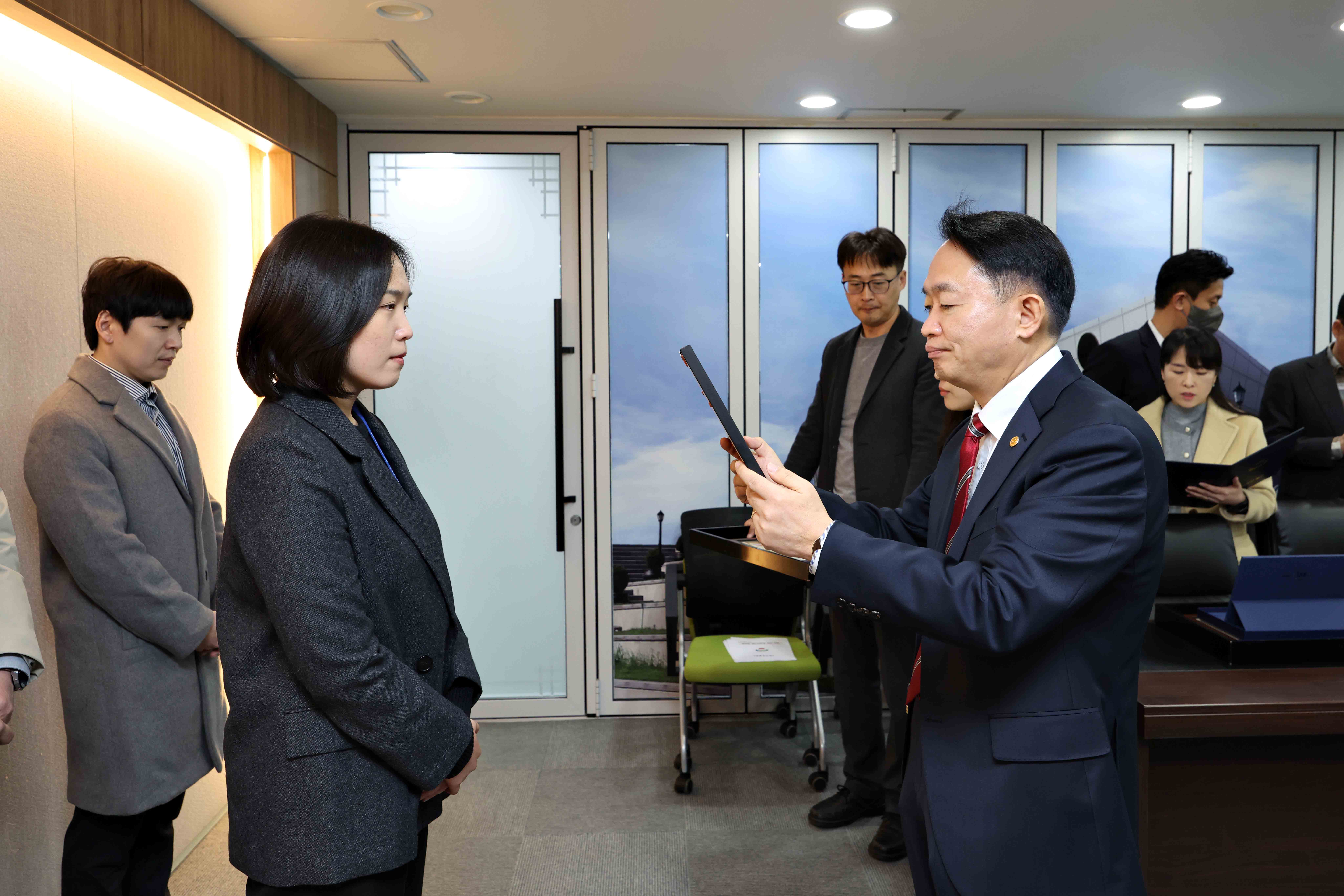 20250331_모범친절공무원_표창_수여식2.jpg 이미지