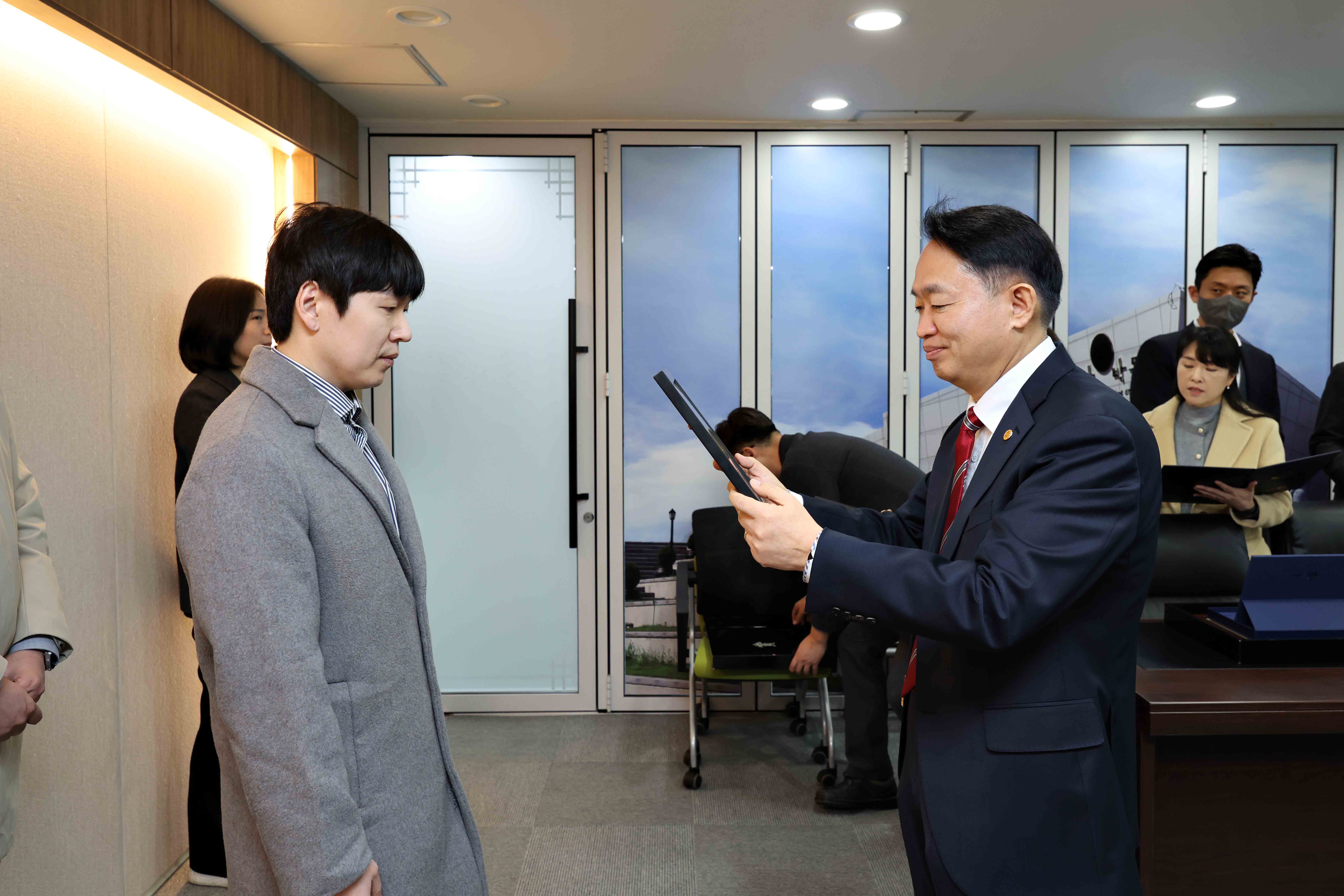 20250331_모범친절공무원_표창_수여식3.jpg 이미지