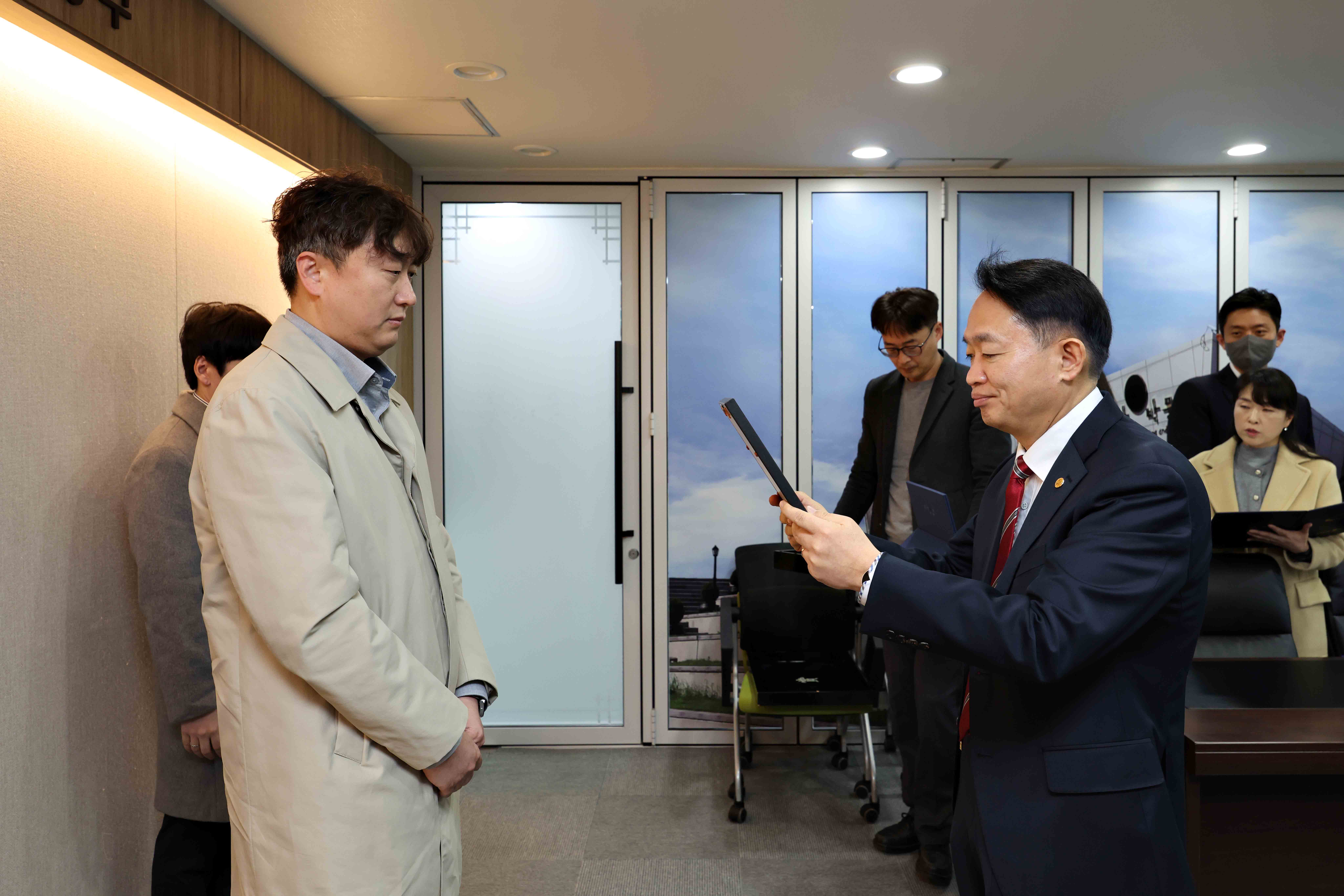 20250331_모범친절공무원_표창_수여식4.jpg 이미지