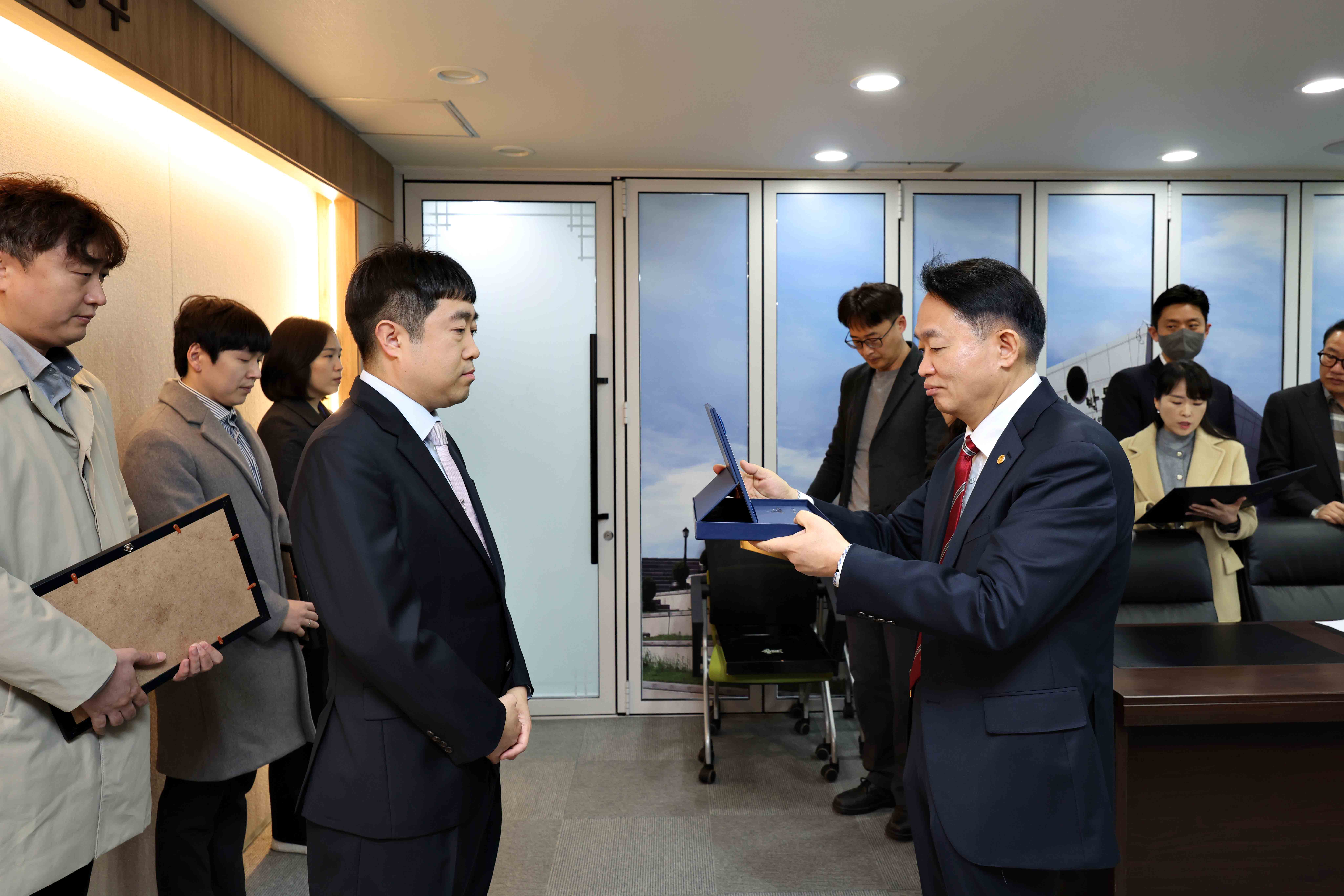 20250331_모범친절공무원_표창_수여식5.jpg 이미지