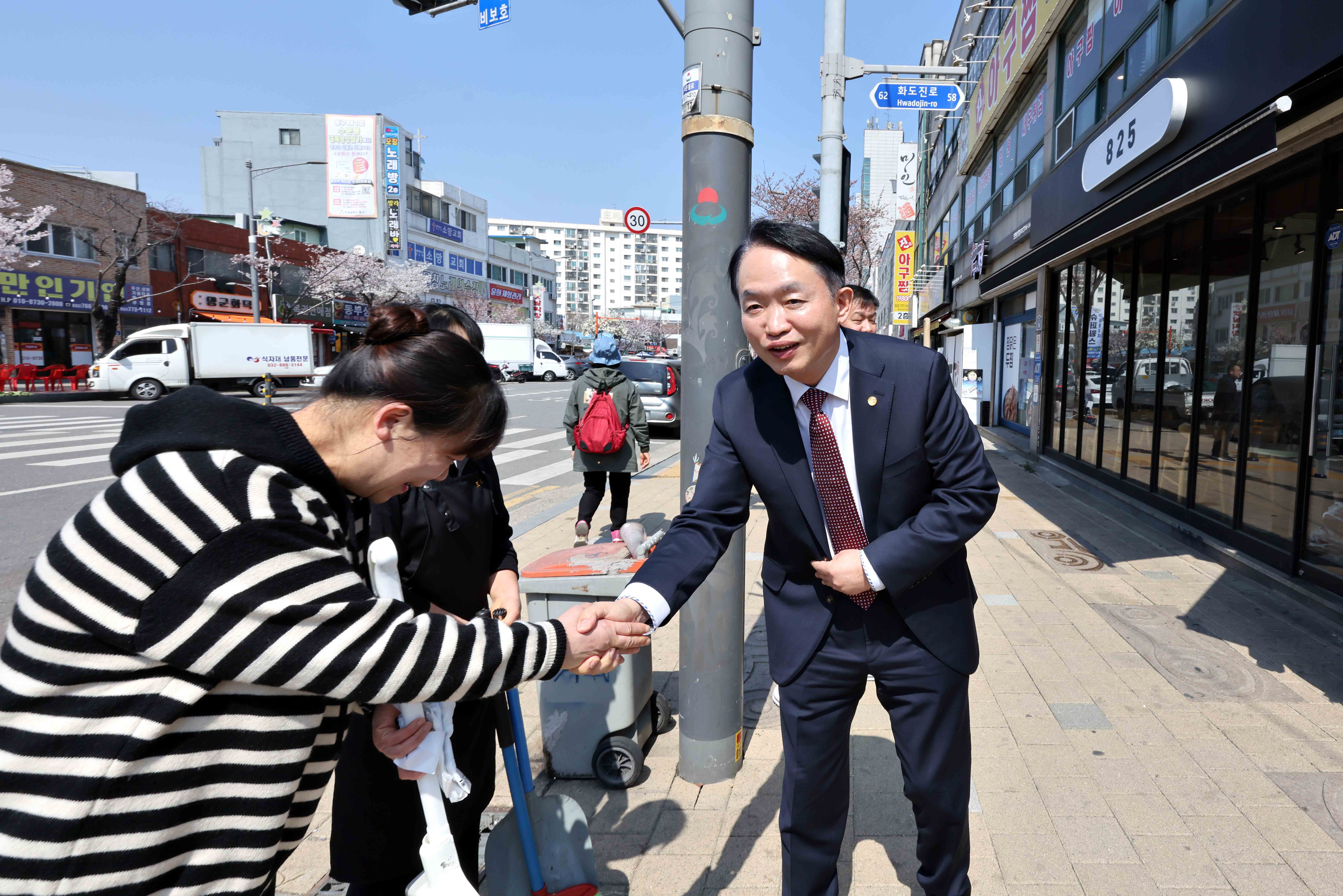 20250410_수문통_골목형_상점가_안내간판_설치_현장_방문5.jpg 이미지