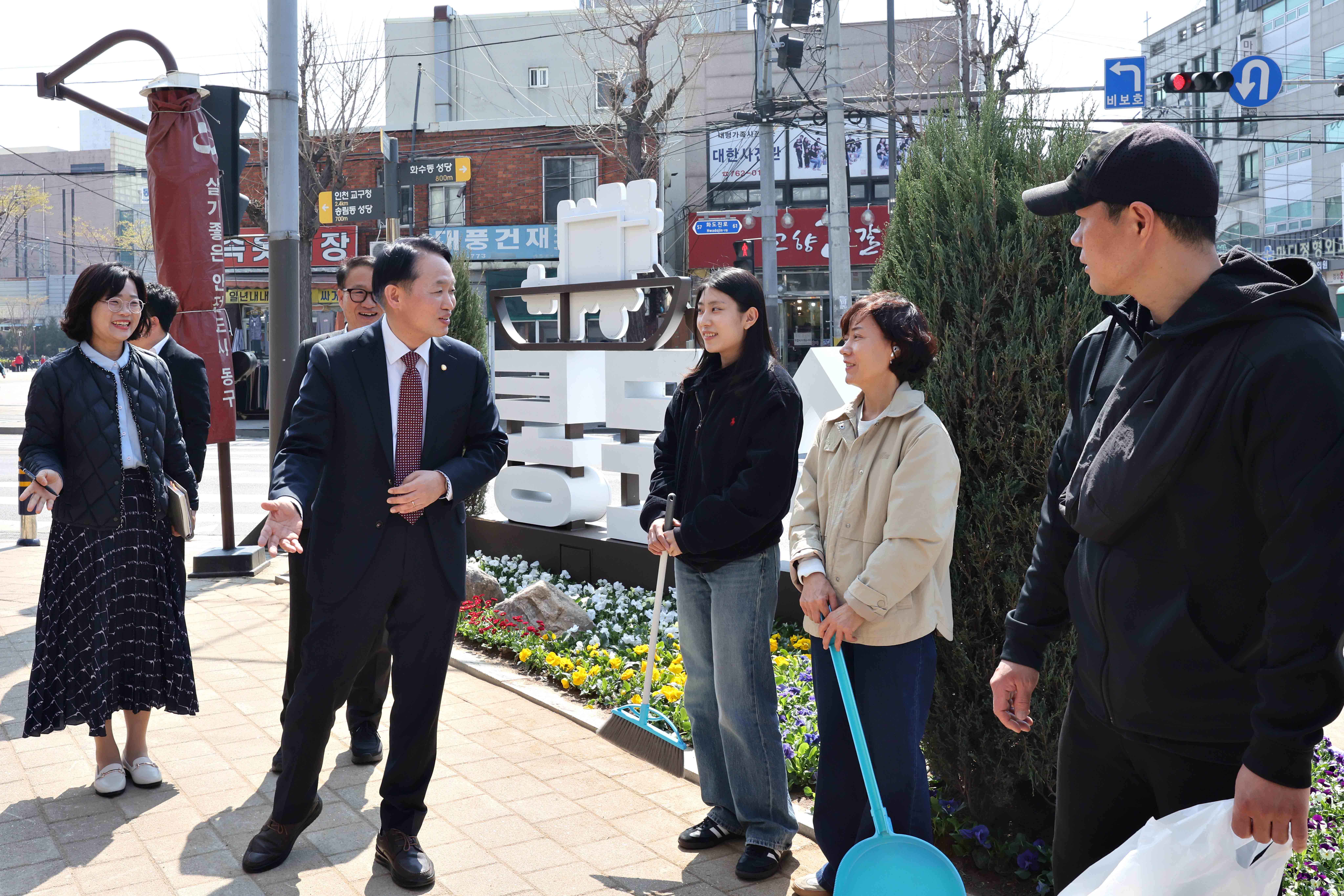 20250410_수문통_골목형_상점가_안내간판_설치_현장_방문7.jpg 이미지
