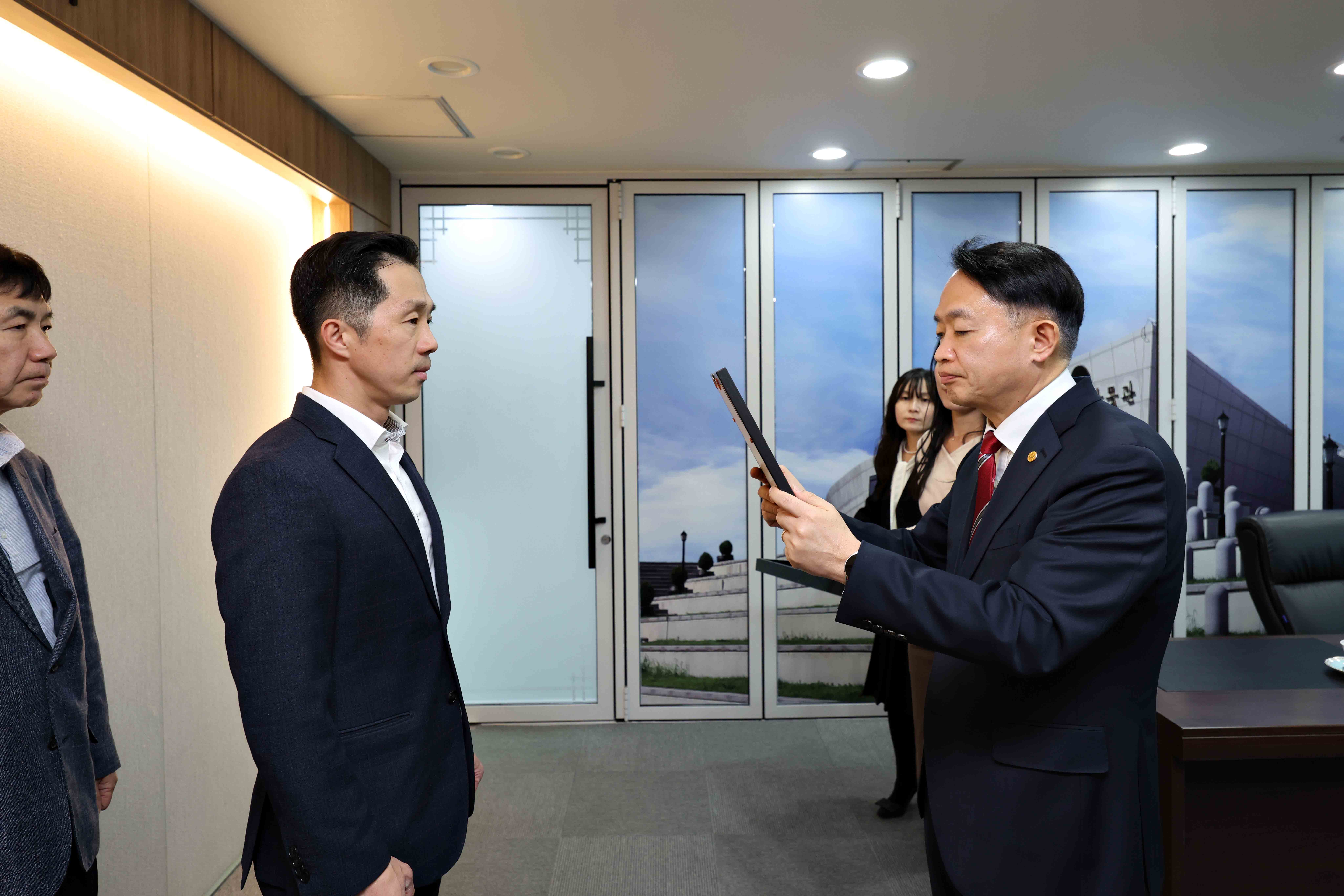 20250425_우수중소기업_모범근로자_표창장_수여식2.jpg 이미지