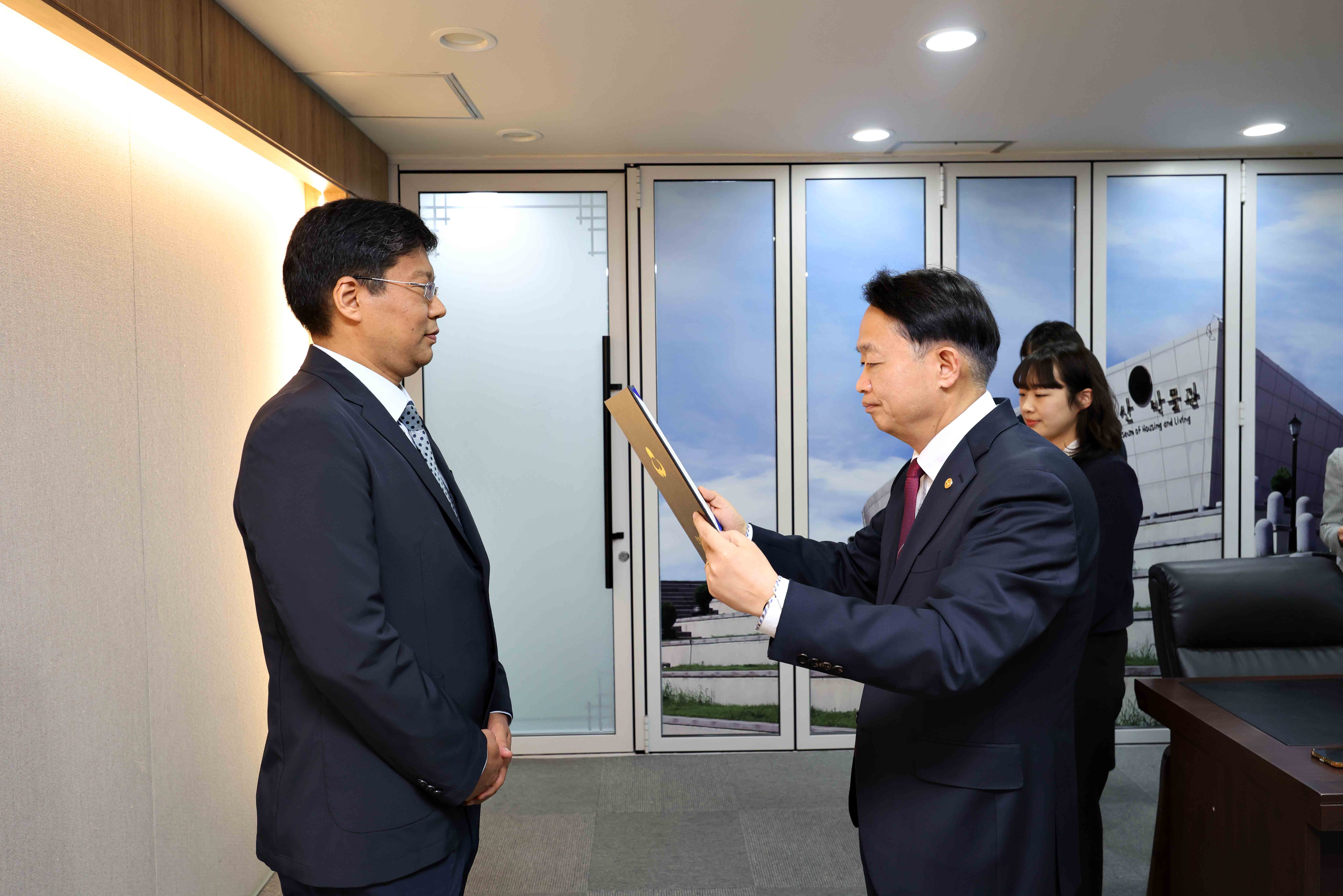 20250519_임용장_수여식2.jpg 이미지