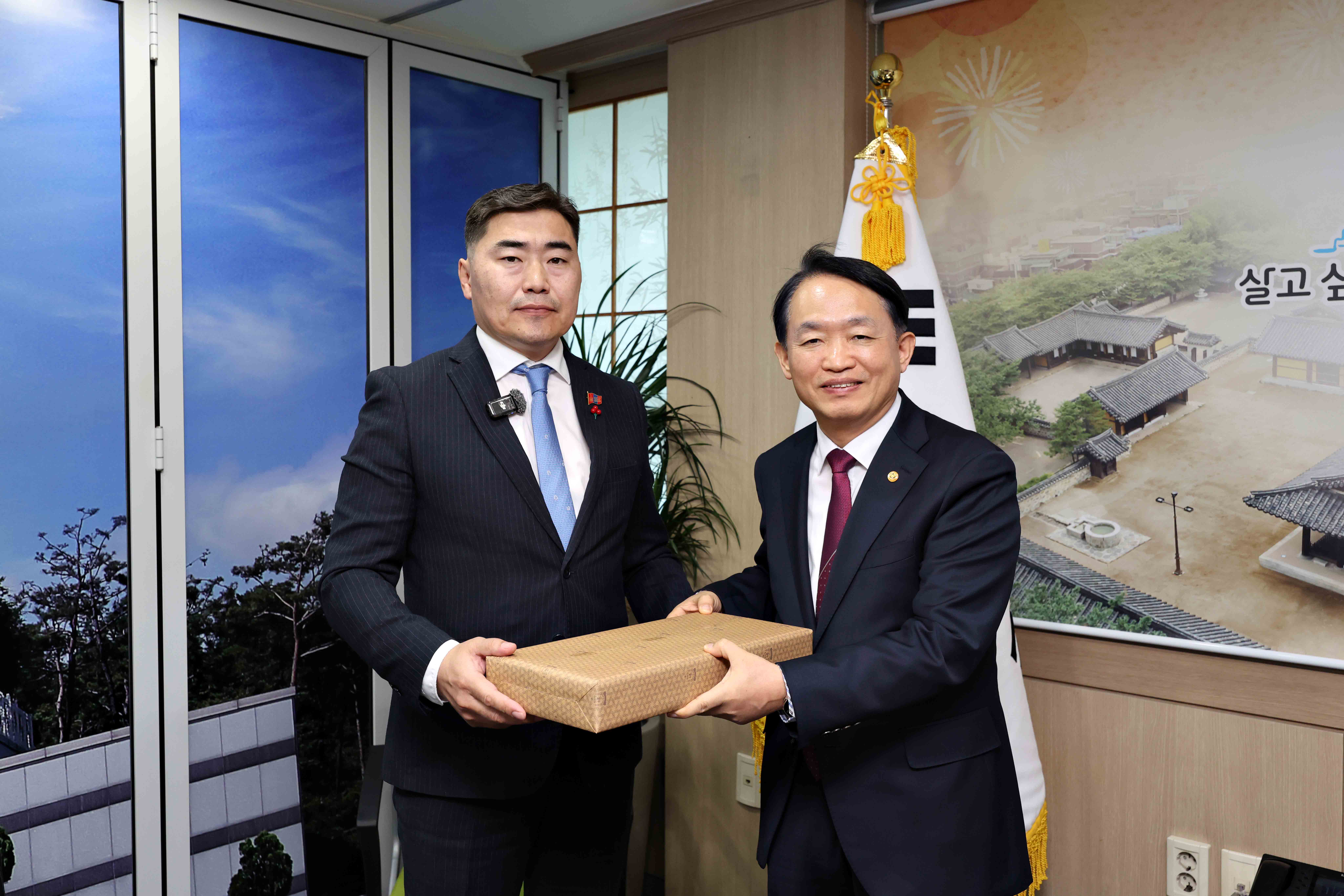 20250519_몽골_바양주르흐구_의회_대표단_접견3.jpg 이미지