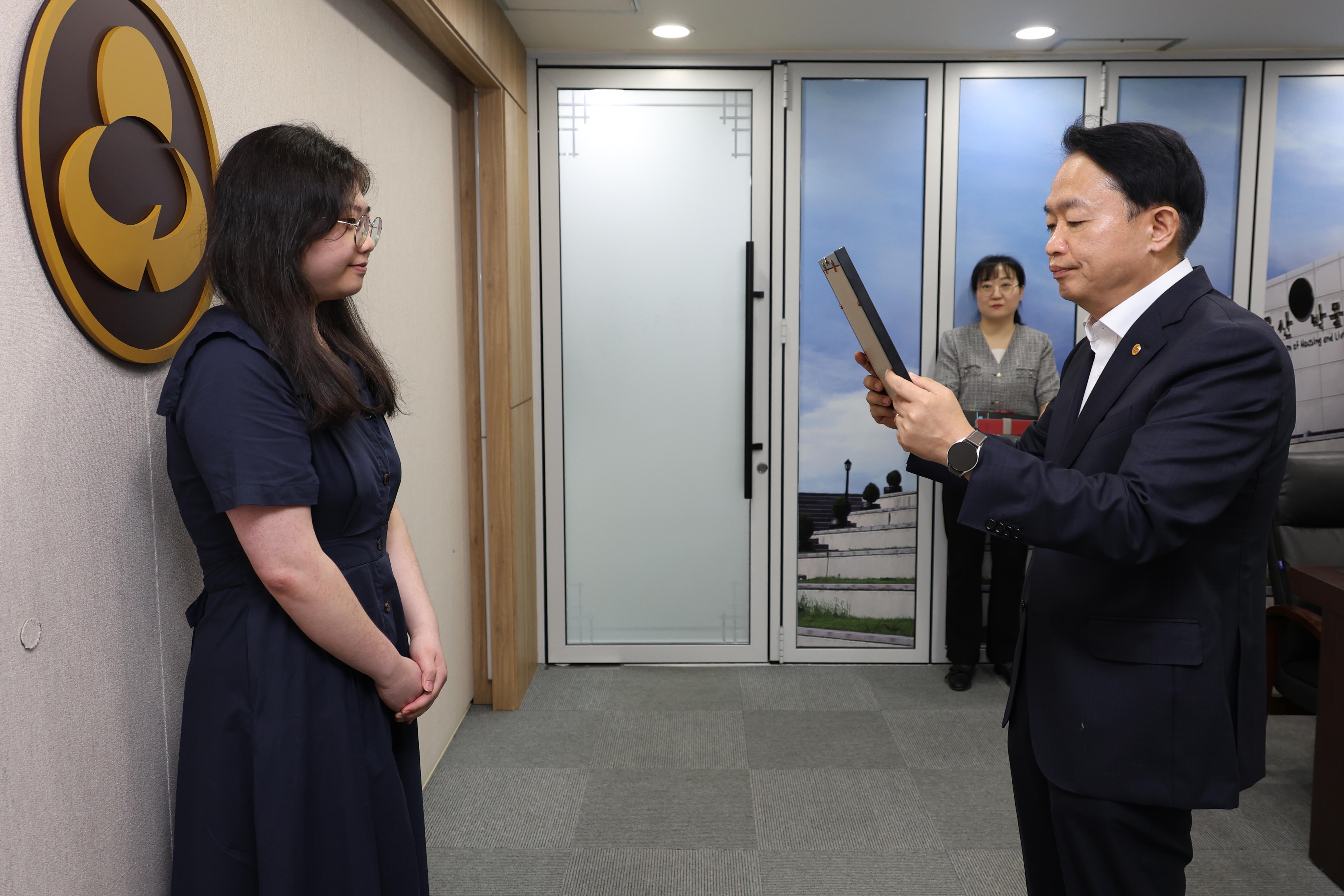 20250609_친절공무원_표창장_수여식-2.jpg 이미지