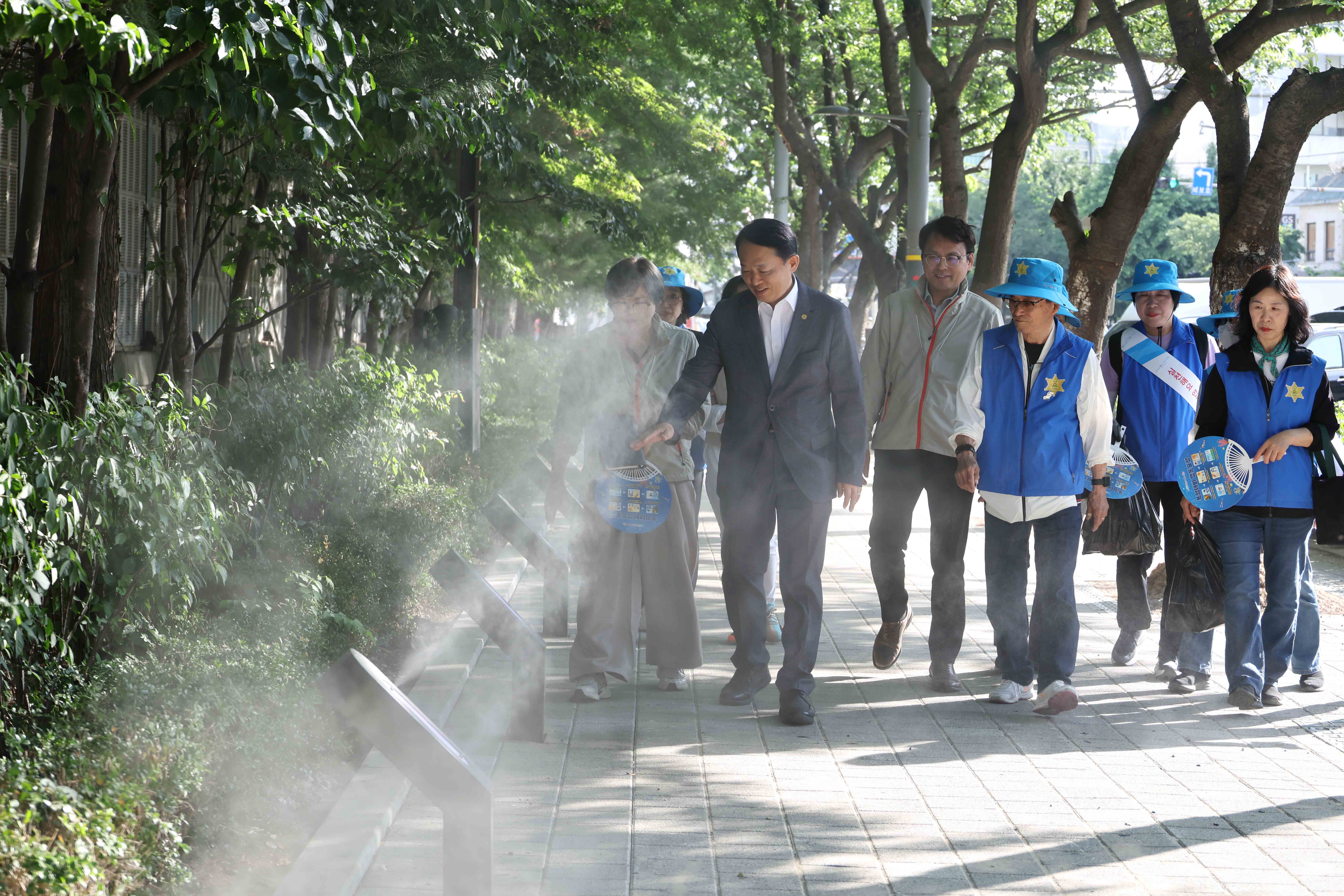 20250611_폭염저감시설_쿨링포그_설치_현장_점검2.jpg 이미지