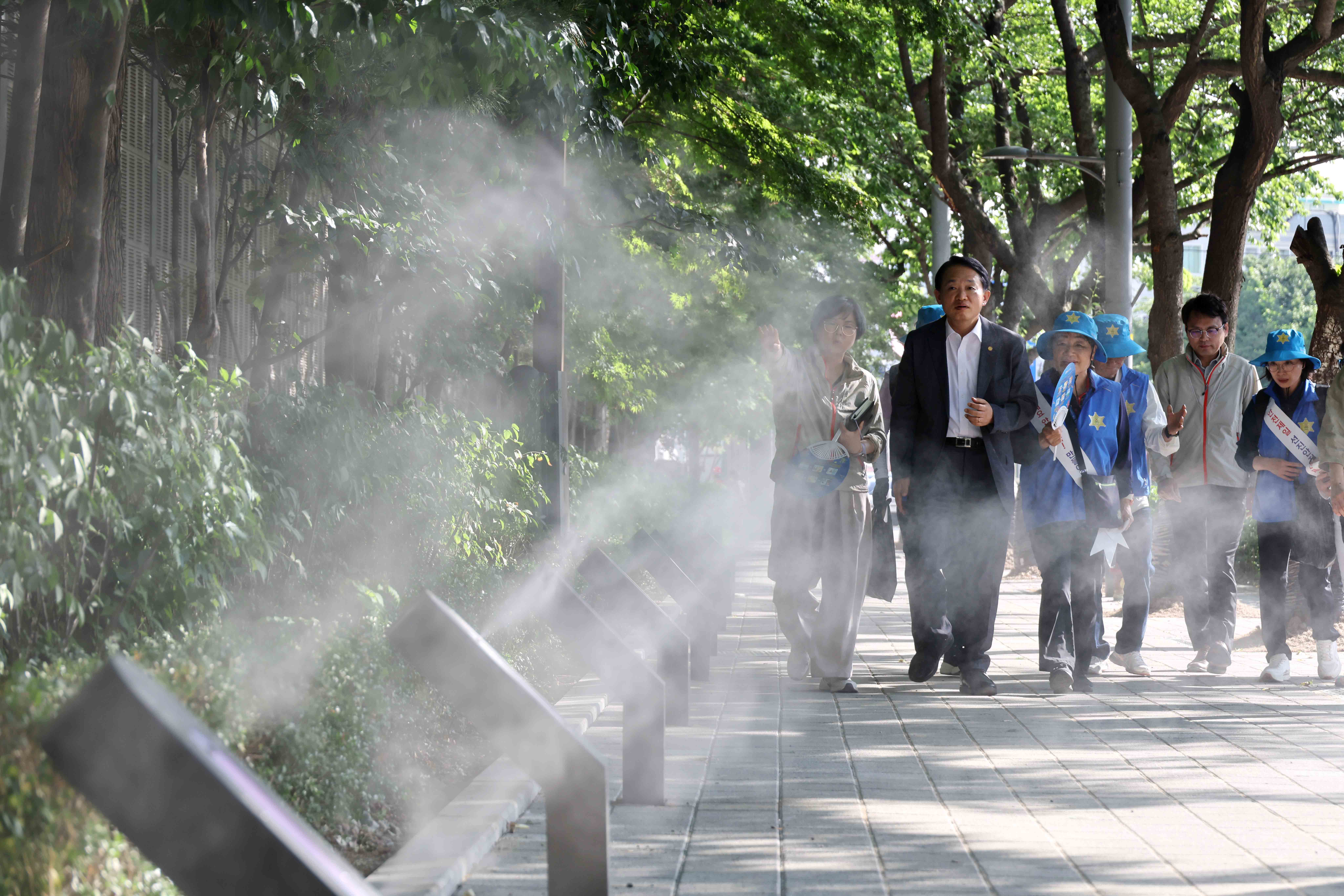 20250611_폭염저감시설_쿨링포그_설치_현장_점검3.jpg 이미지
