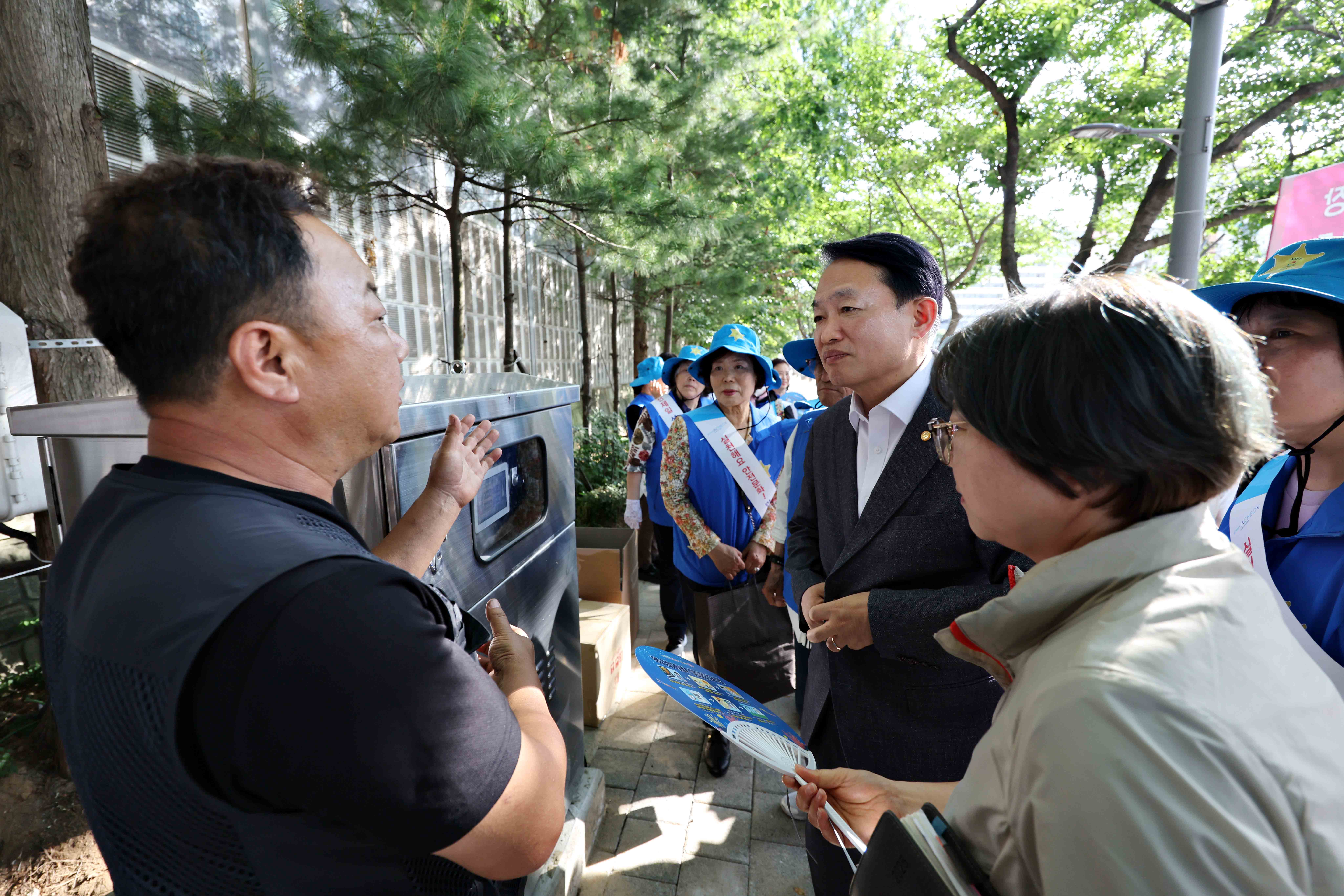 20250611_폭염저감시설_쿨링포그_설치_현장_점검6.jpg 이미지