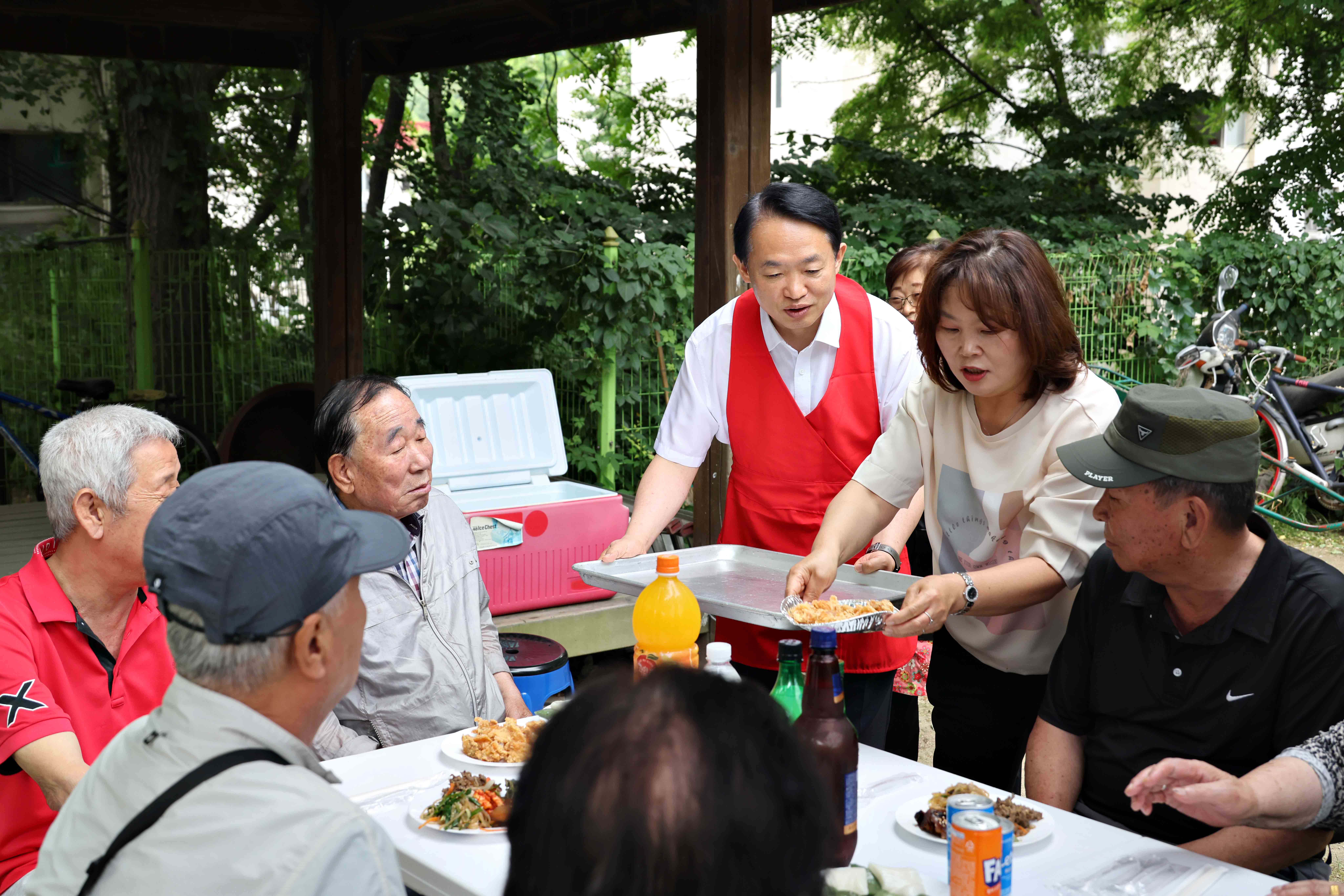 20250613_송현아파트_경로당_배식_봉사1.jpg 이미지