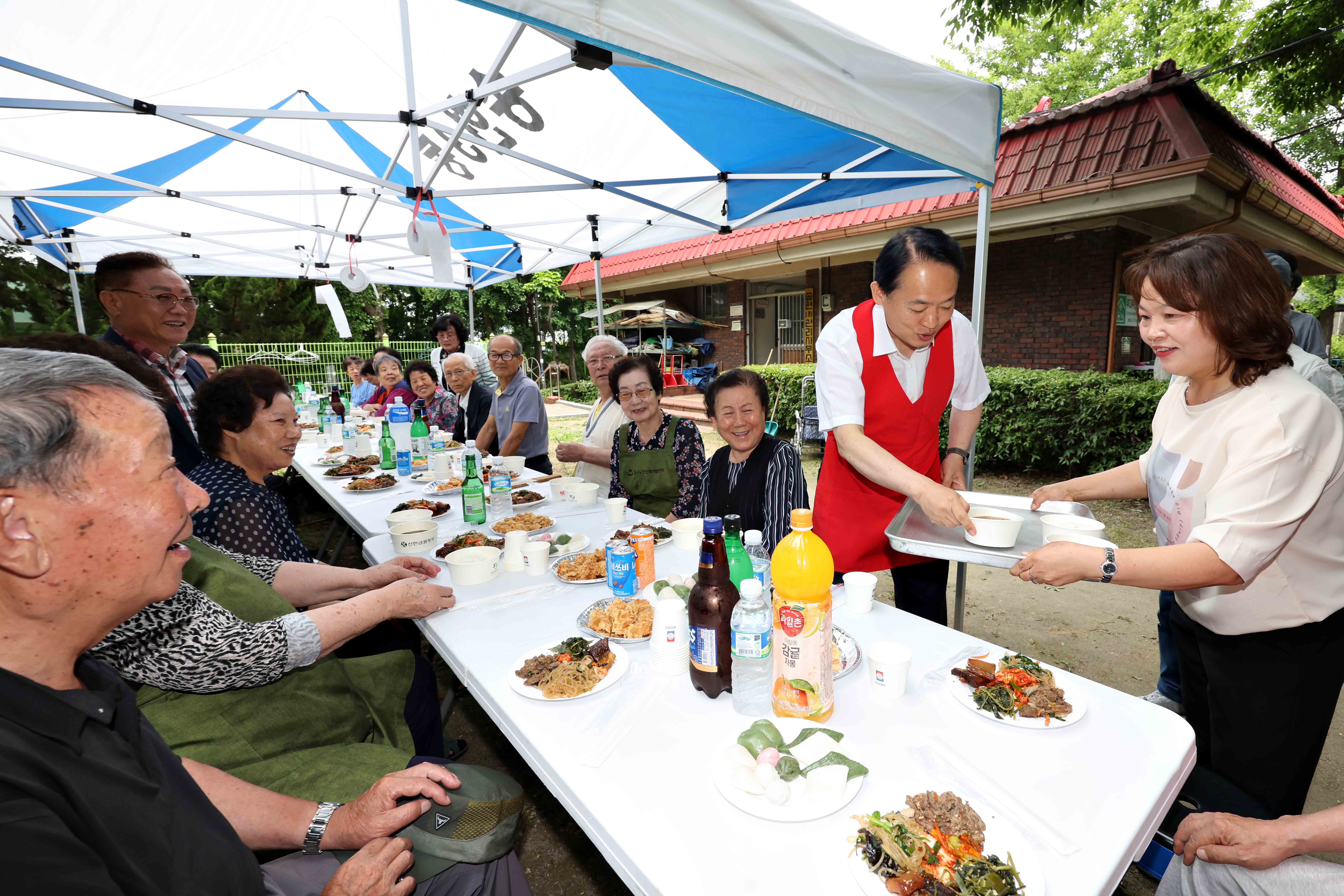 20250613_송현아파트_경로당_배식_봉사2.jpg 이미지