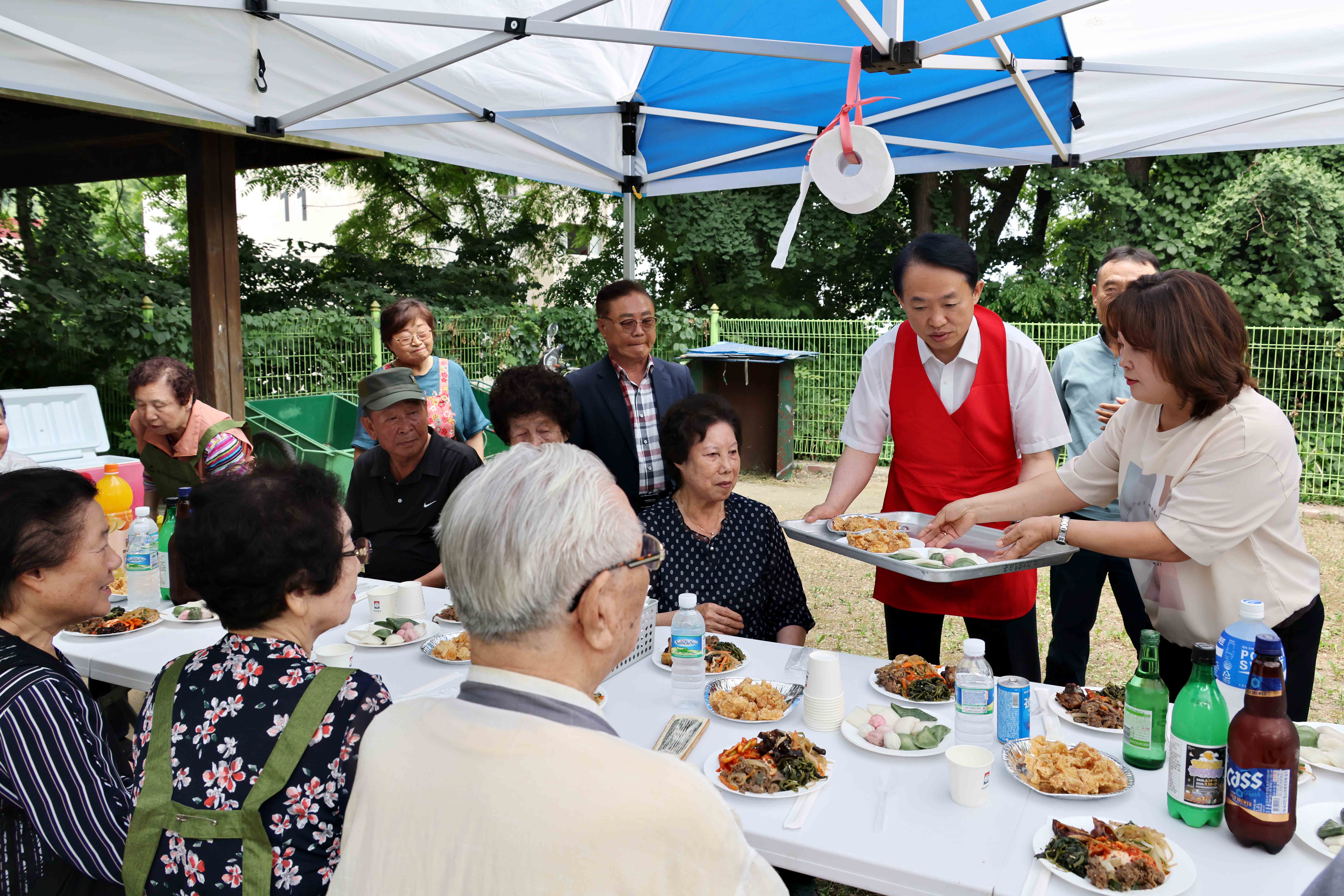 20250613_송현아파트_경로당_배식_봉사3.jpg 이미지