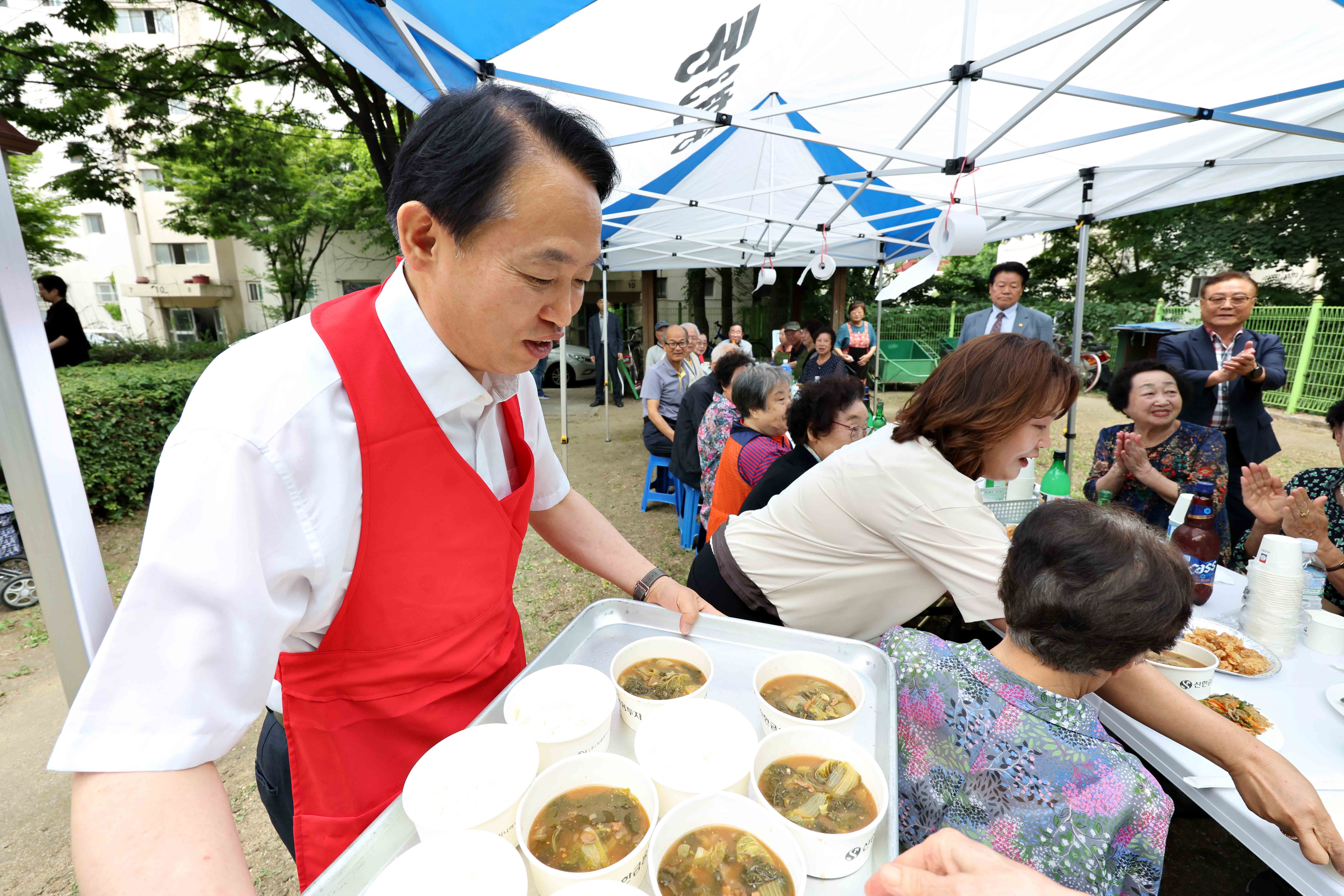 20250613_송현아파트_경로당_배식_봉사4.jpg 이미지