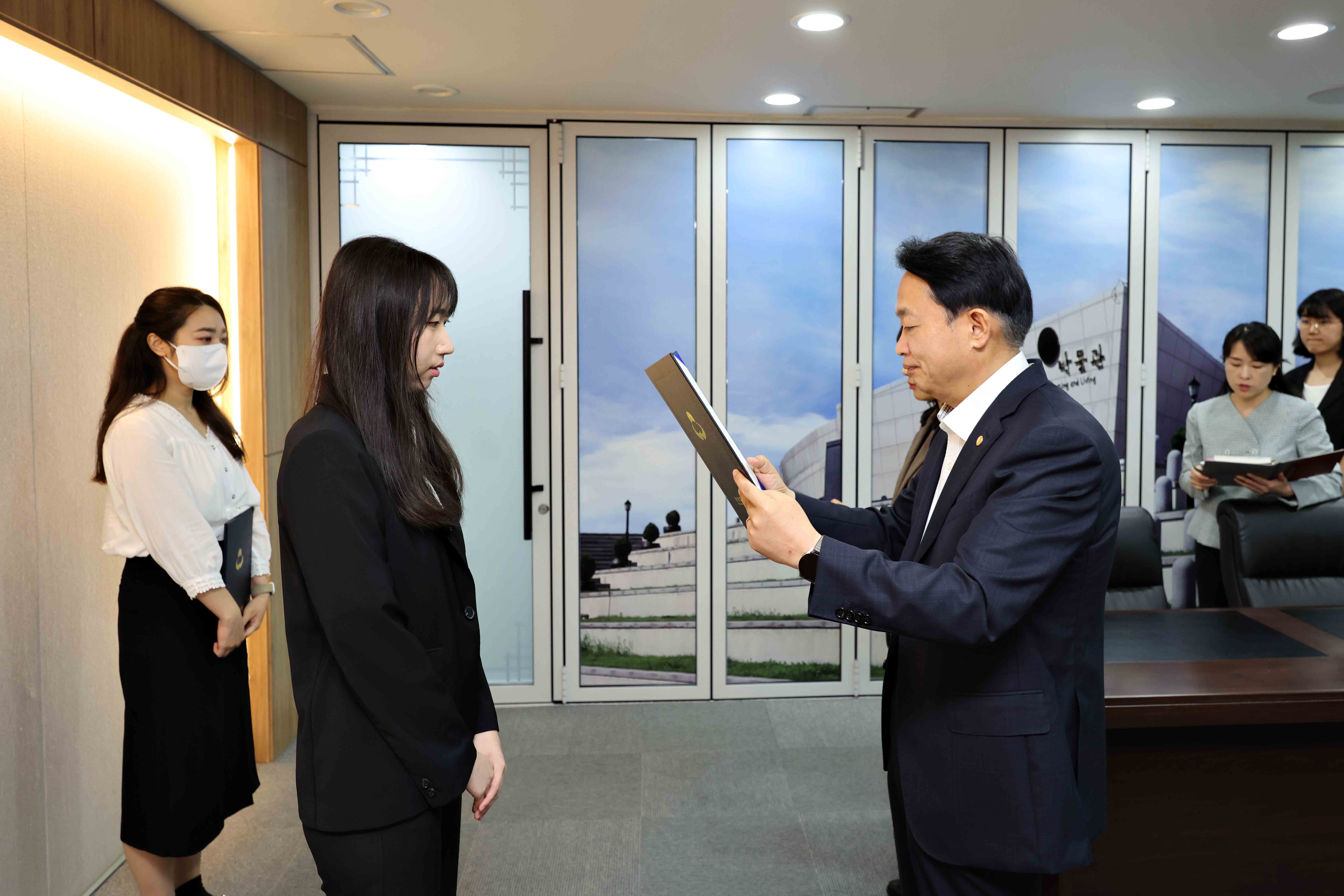 20250616_임용장_수여식3.jpg 이미지
