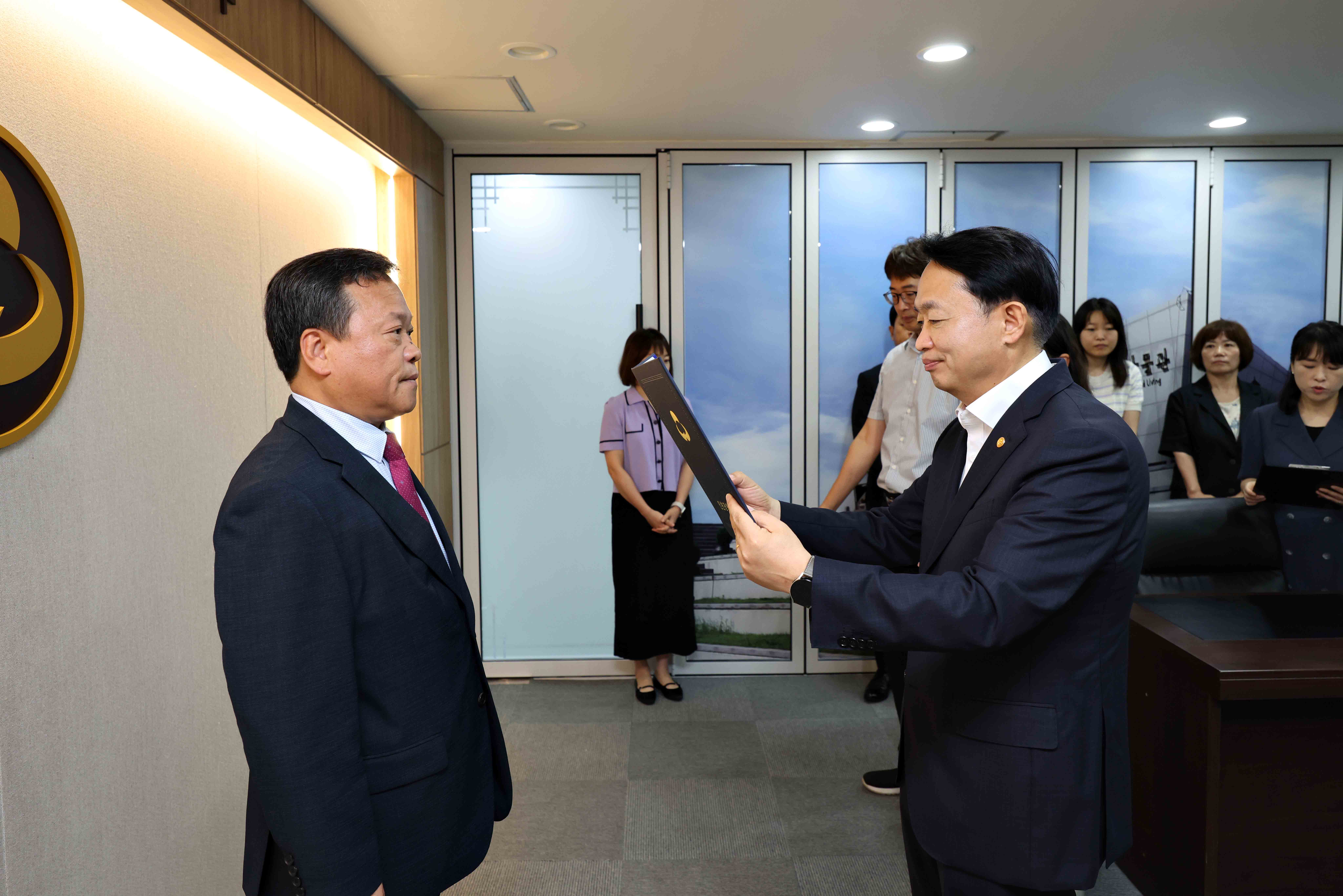 20250701_임용장_수여식3.jpg 이미지