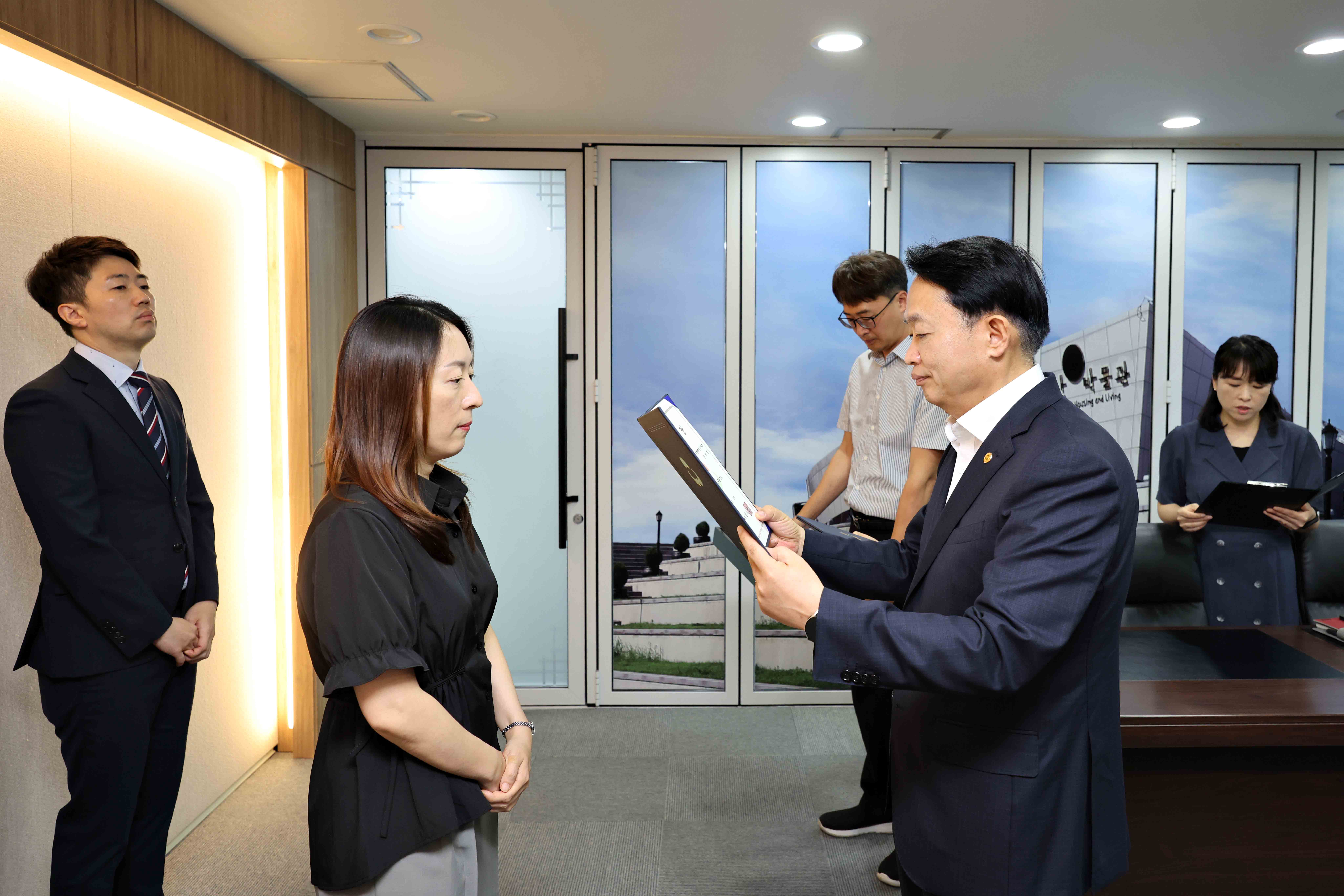 20250701_임용장_수여식5.jpg 이미지