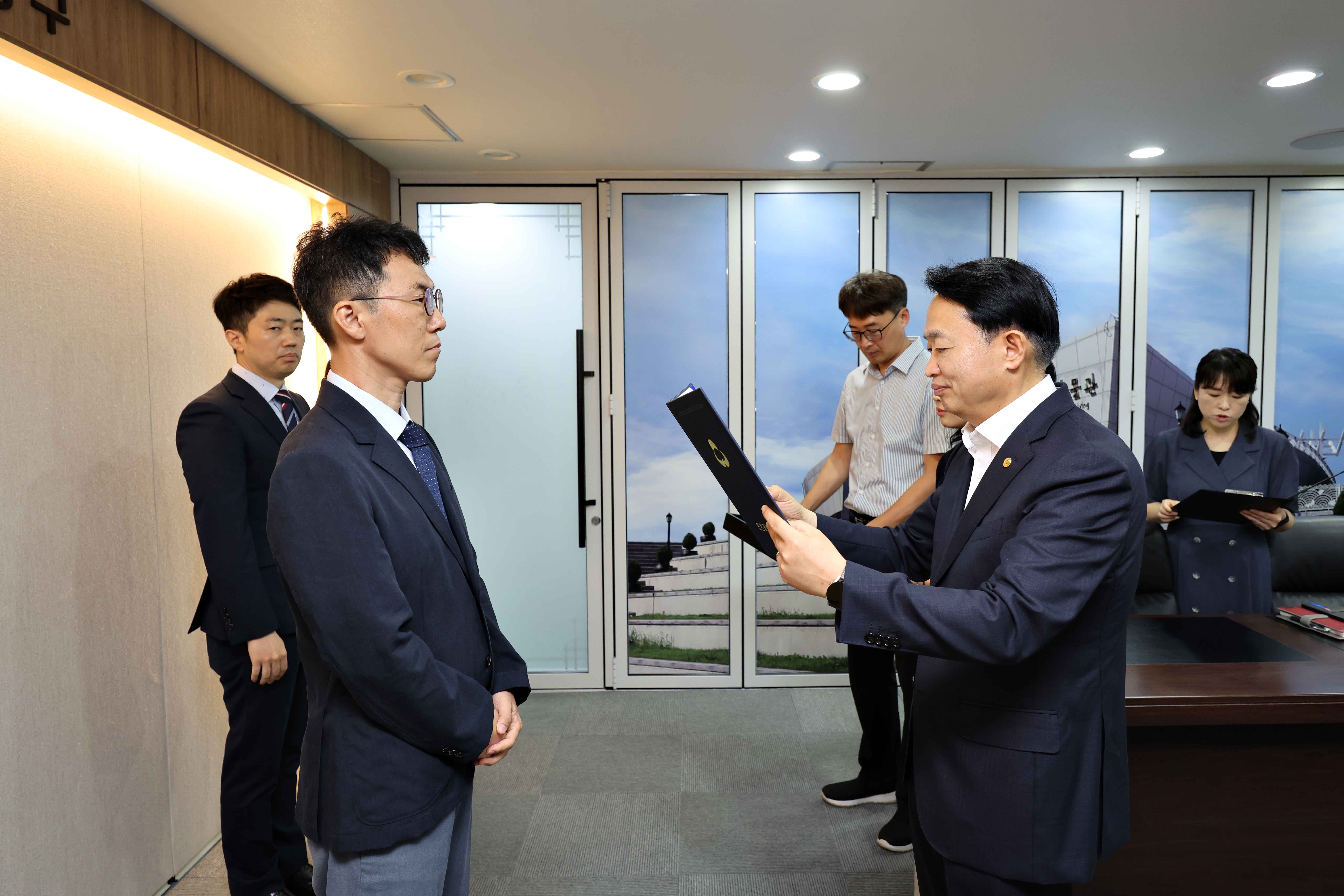 20250701_임용장_수여식7.jpg 이미지