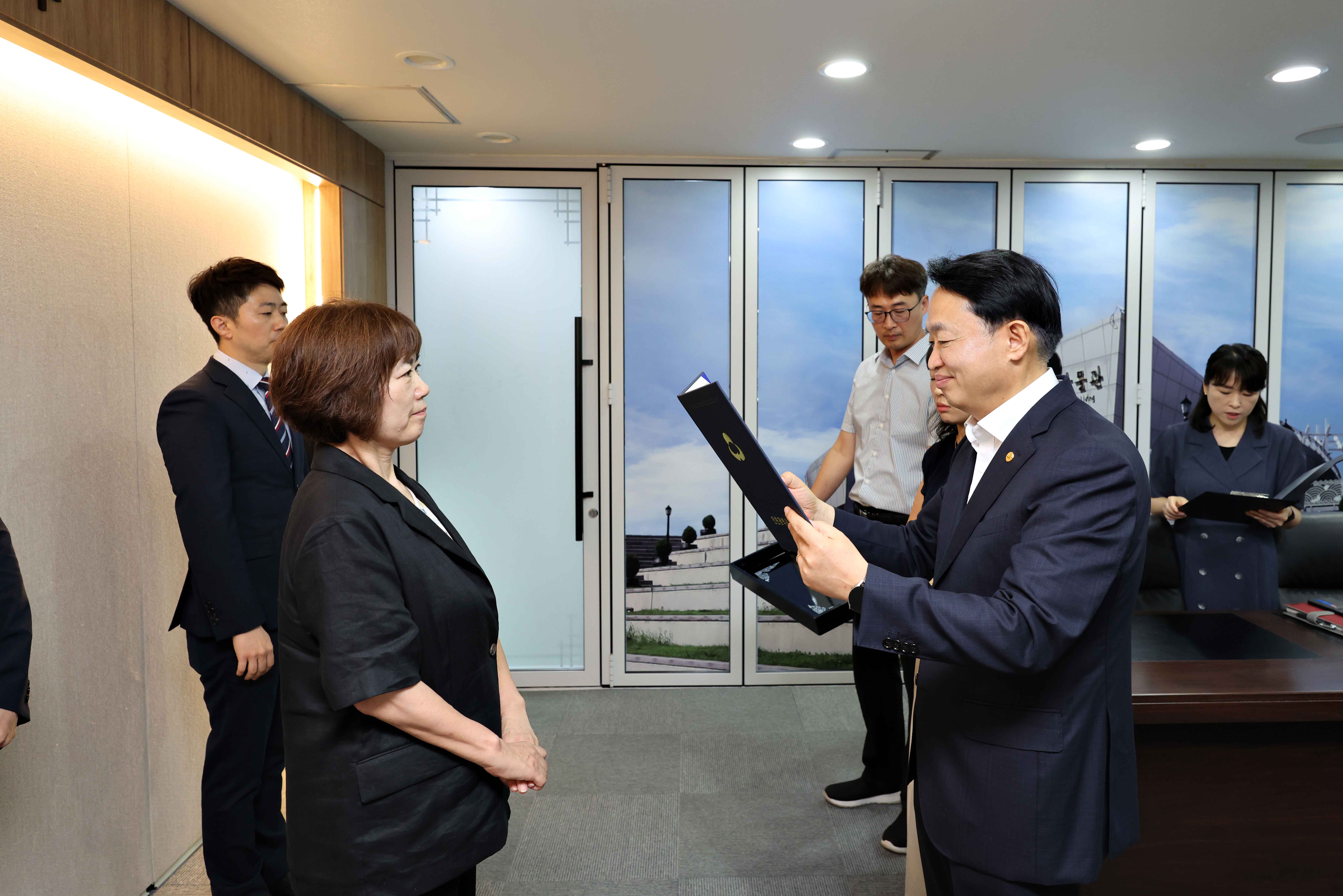 20250701_임용장_수여식8.jpg 이미지