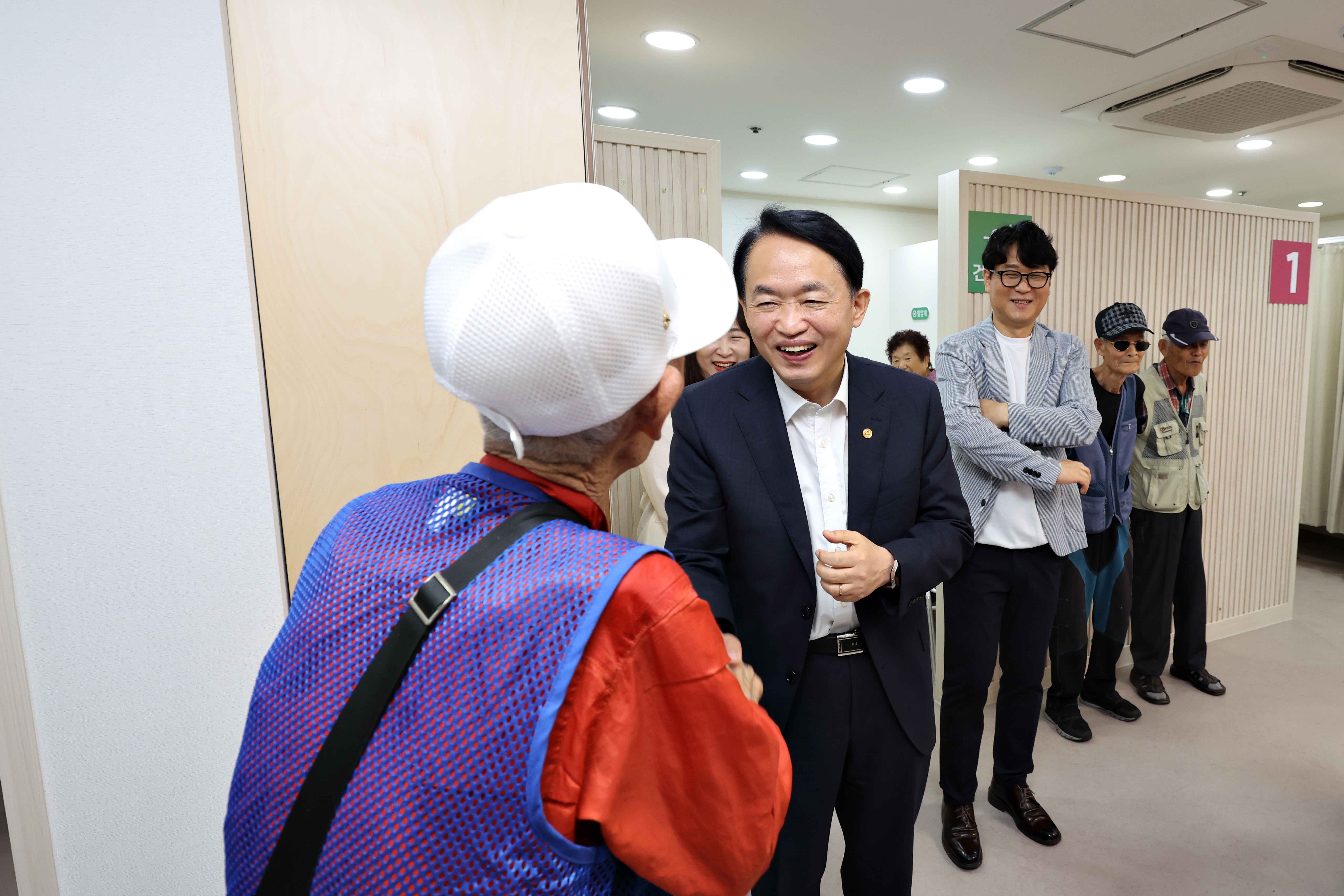 20250703_동구노인복지관_환경개선_현장라운딩8.jpg 이미지