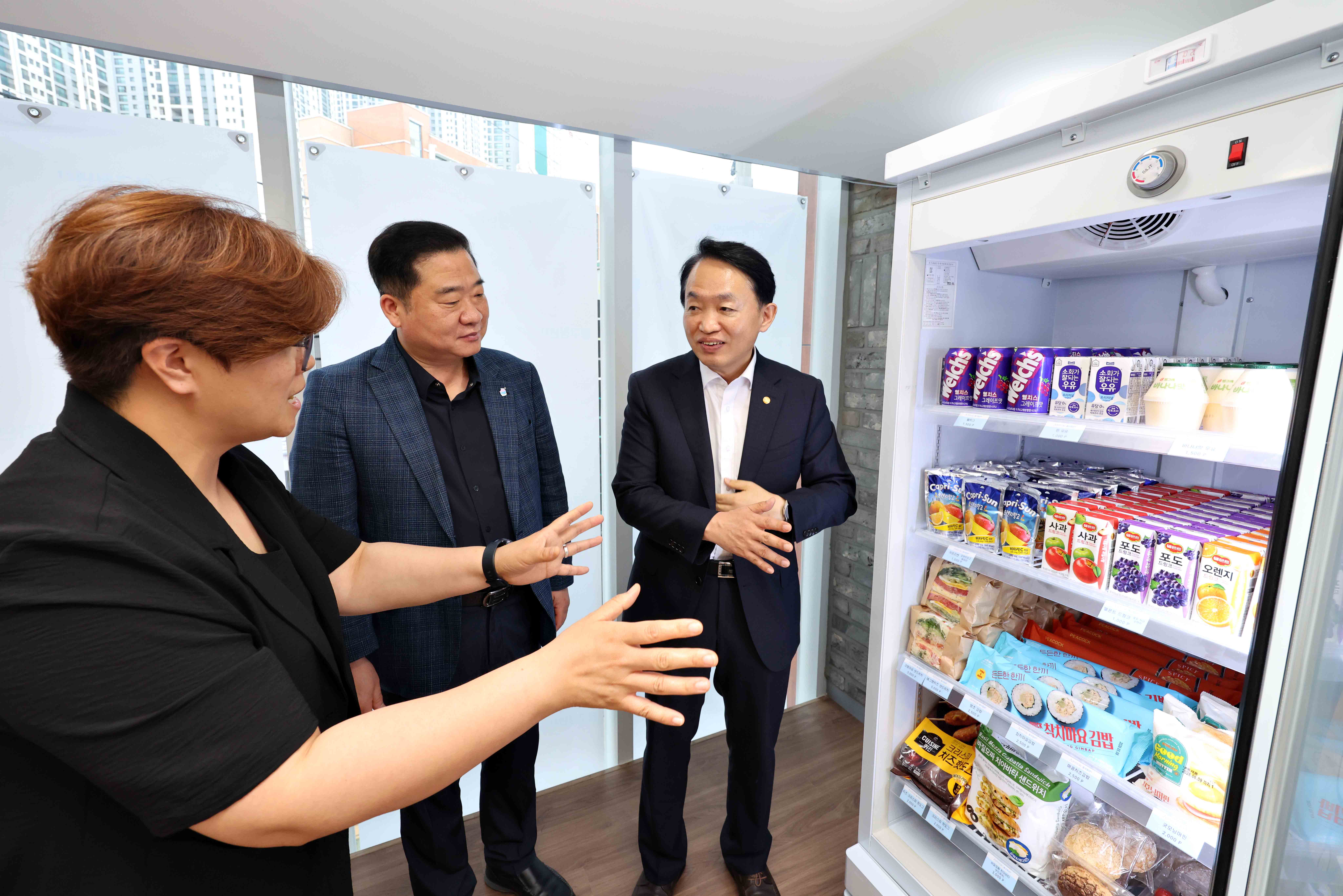 20250704_신한은행_유유기지_동구청년21_나눔_냉장고_후원금_기탁식5.jpg 이미지