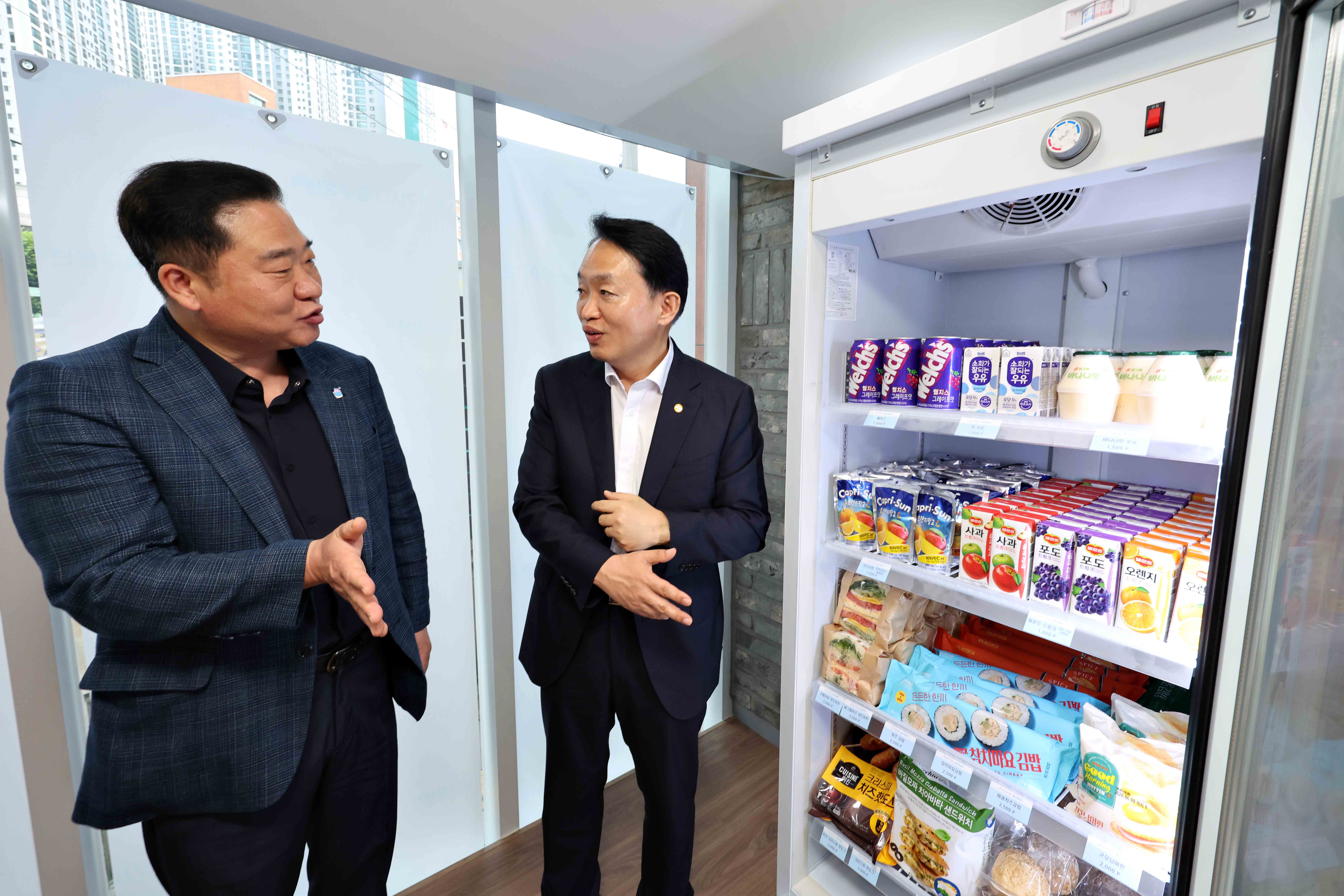 20250704_신한은행_유유기지_동구청년21_나눔_냉장고_후원금_기탁식7.jpg 이미지
