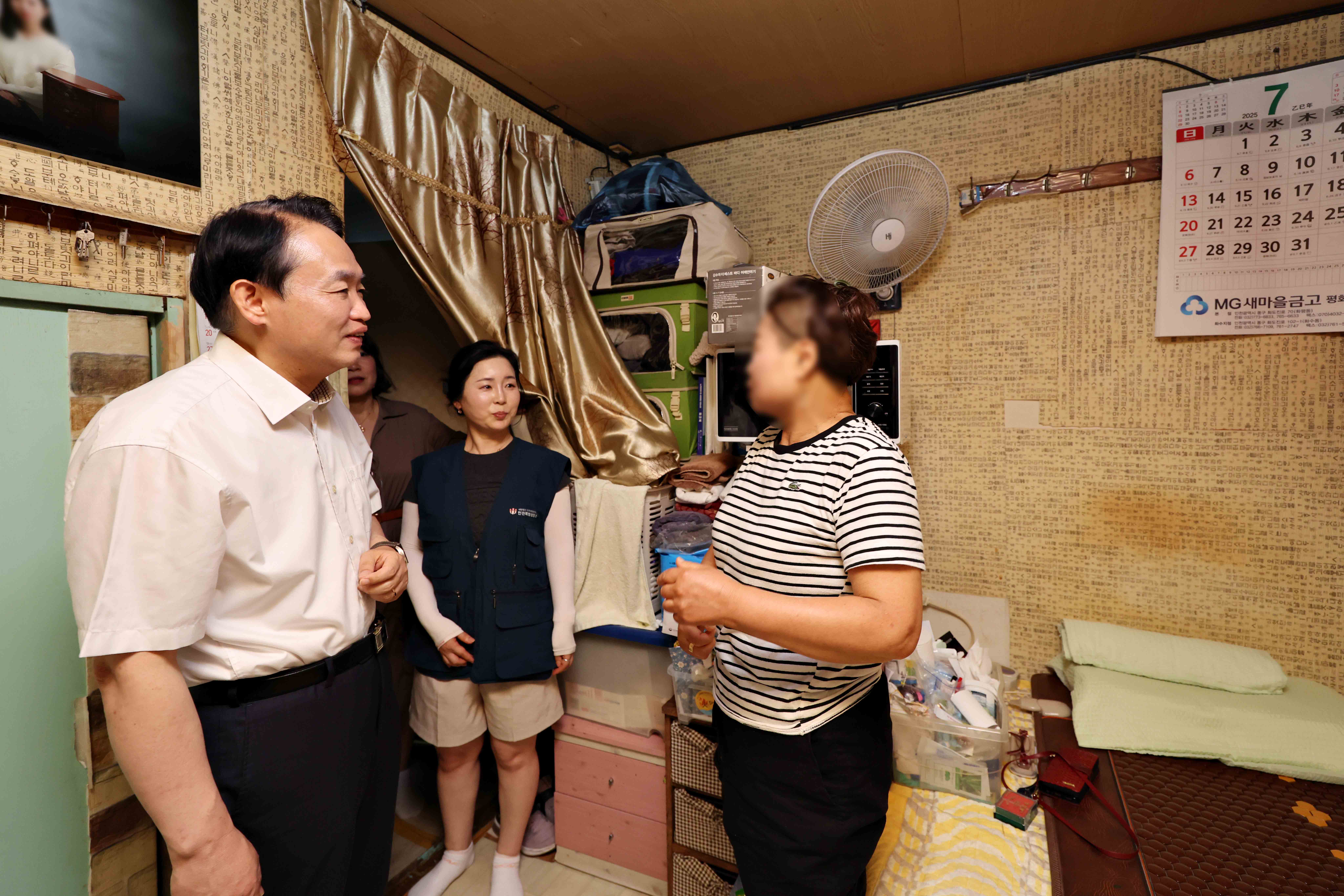 20250710_취약계층_폭염대비_여름물품_전달식_및_안부_확인4.jpg 이미지