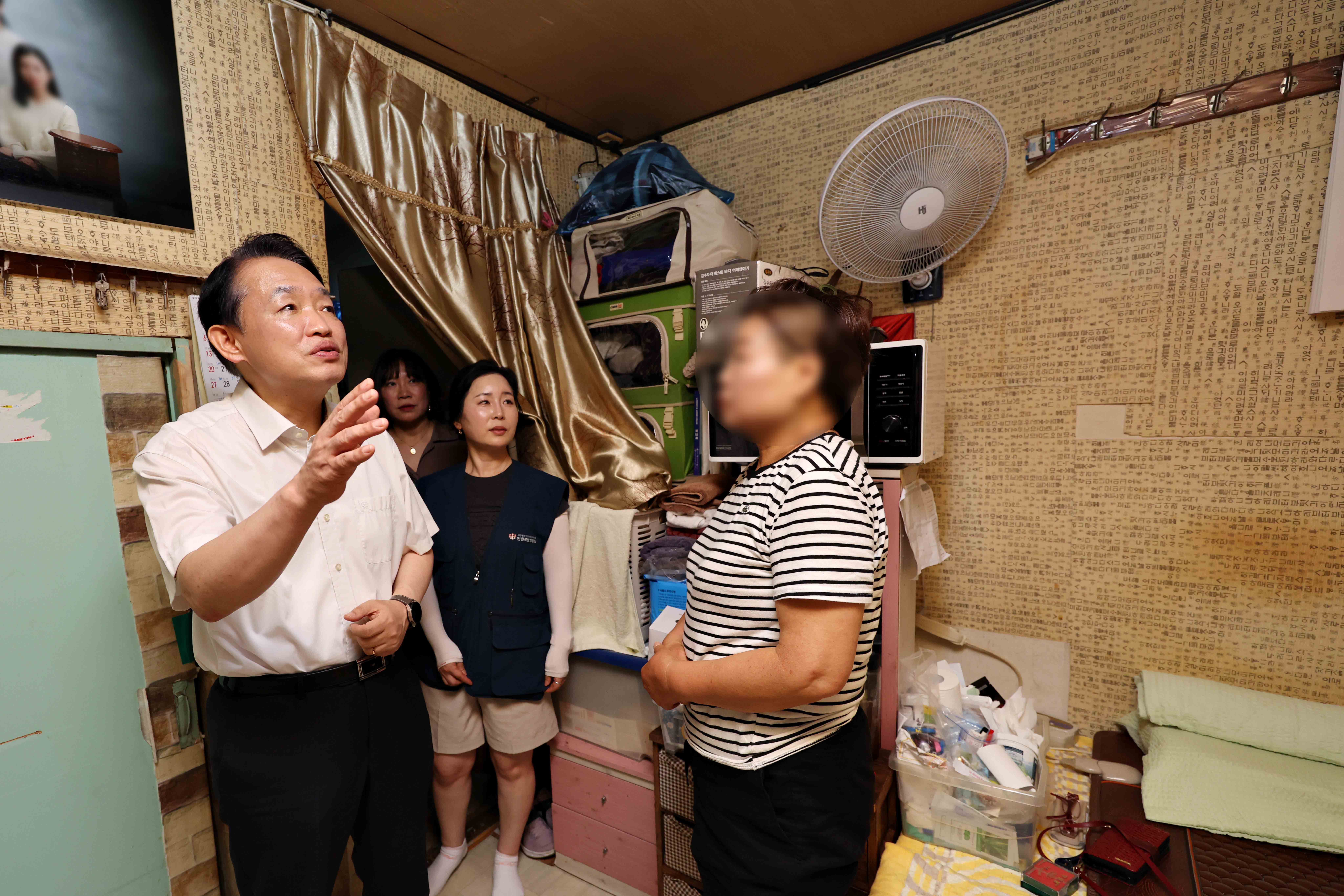 20250710_취약계층_폭염대비_여름물품_전달식_및_안부_확인5.jpg 이미지