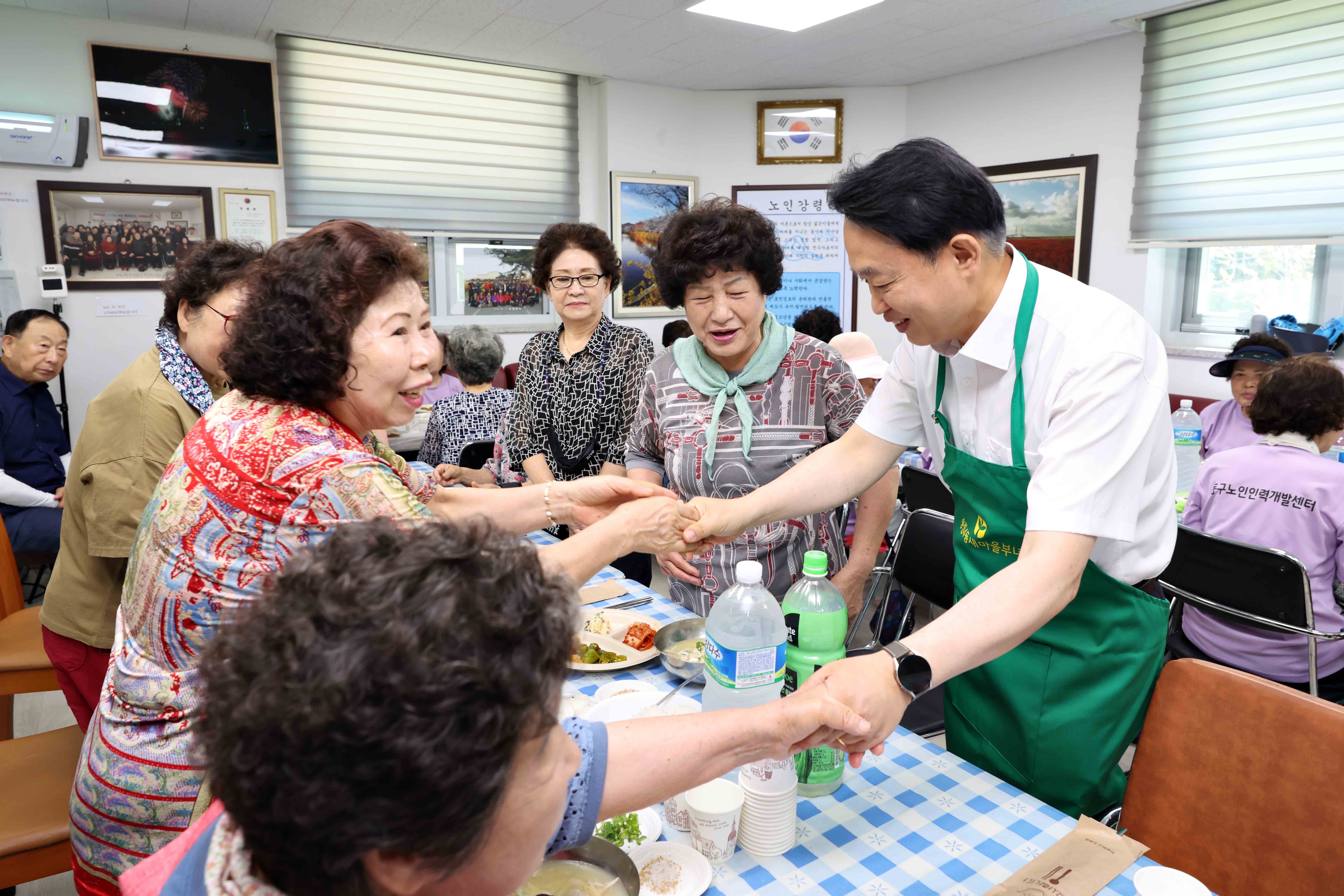 20250711_송림4동_어르신_닭곰탕_대접_행사2.jpg 이미지