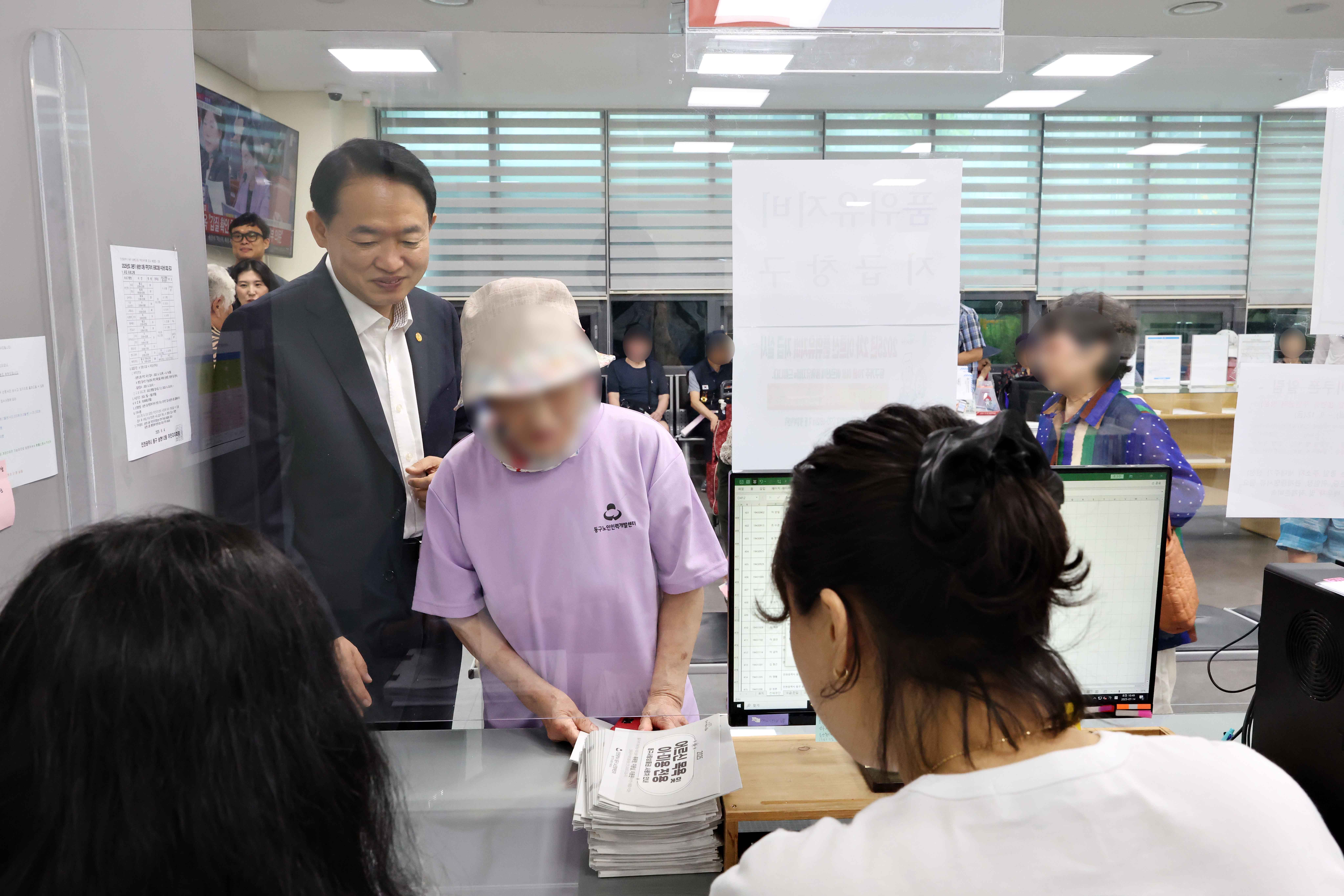 20250714_어르신_품위유지비_지급_현장_방문2.jpg 이미지