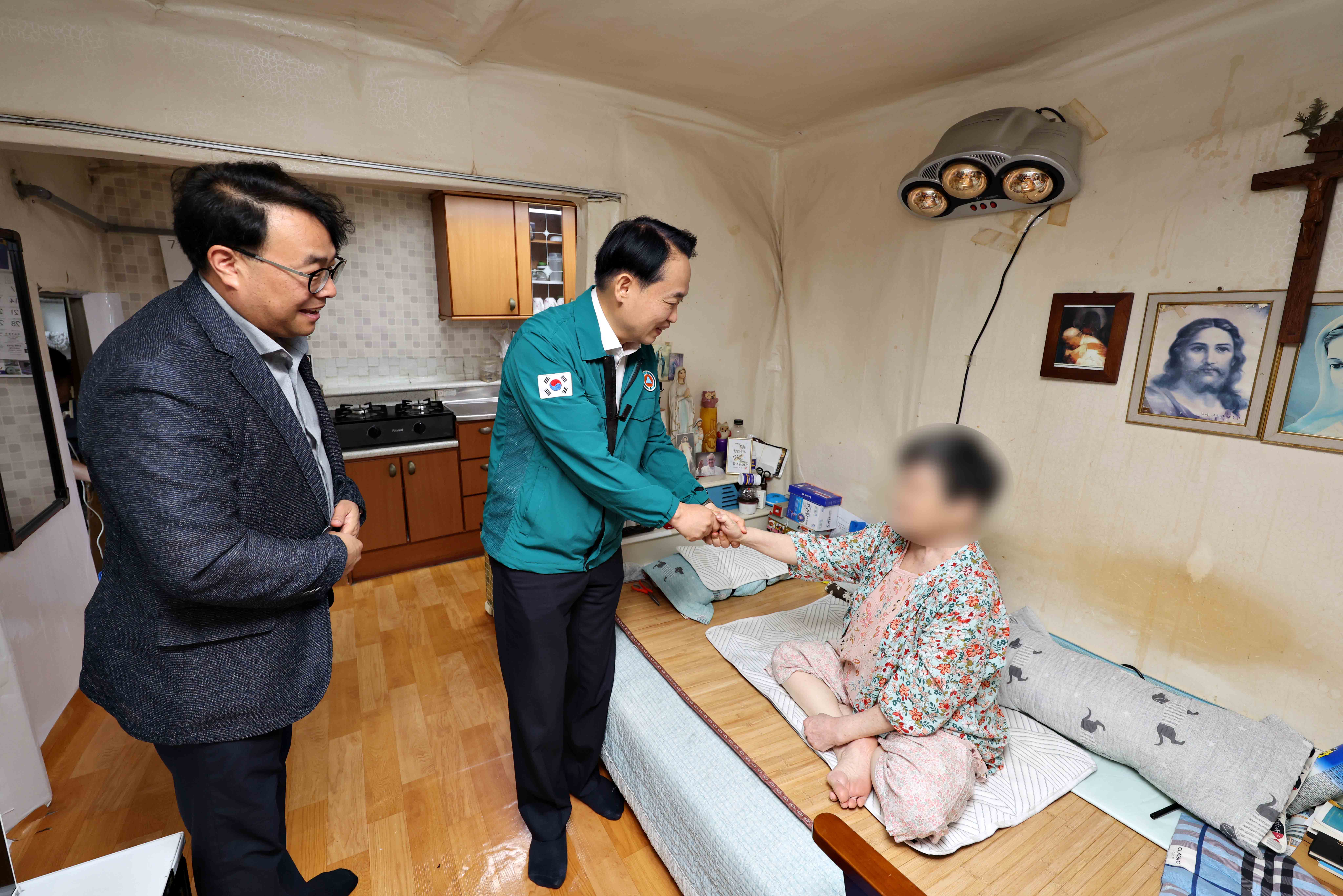 20250715_폭염예방키트_취약_세대_배부2.jpg 이미지