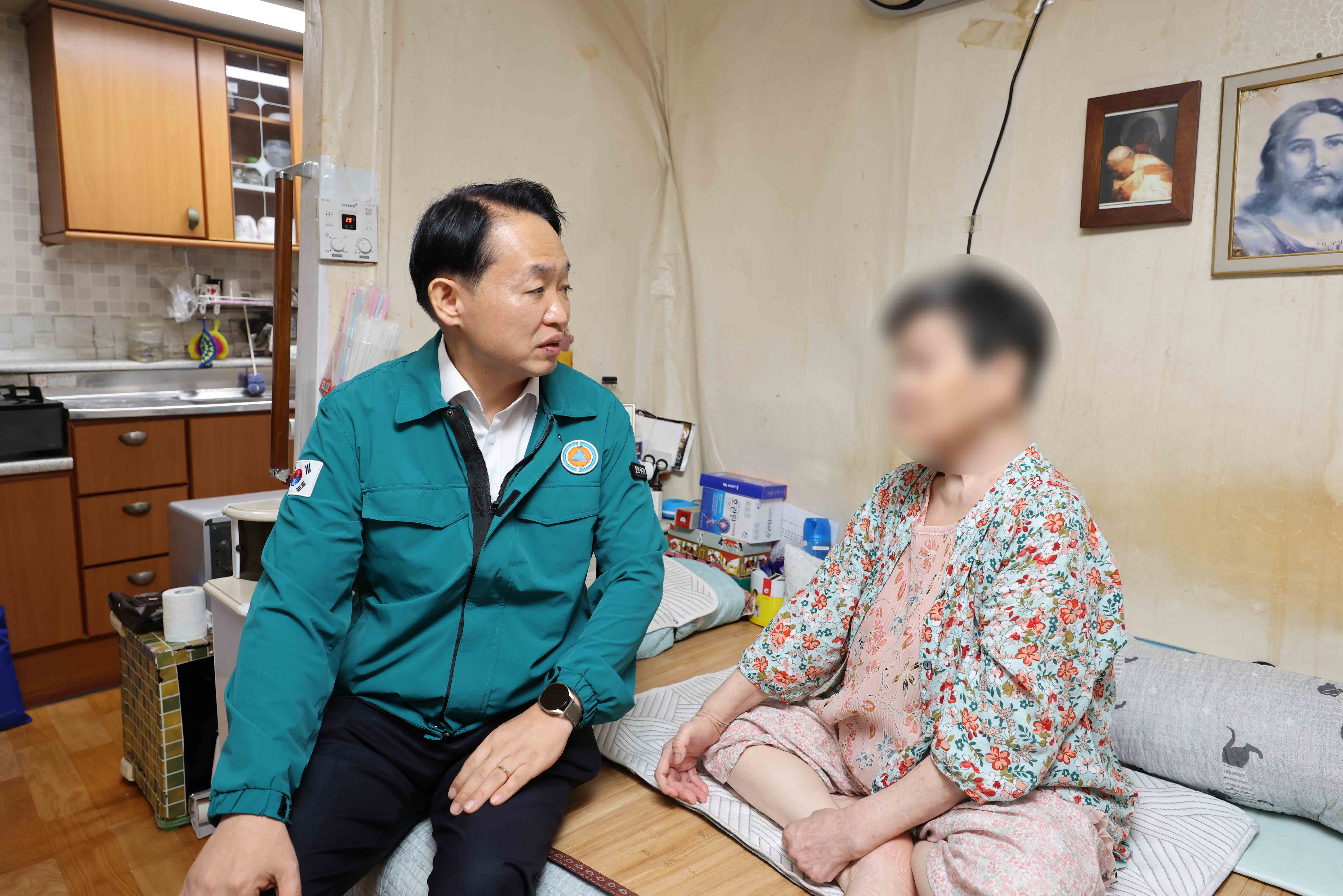 20250715_폭염예방키트_취약_세대_배부4.jpg 이미지