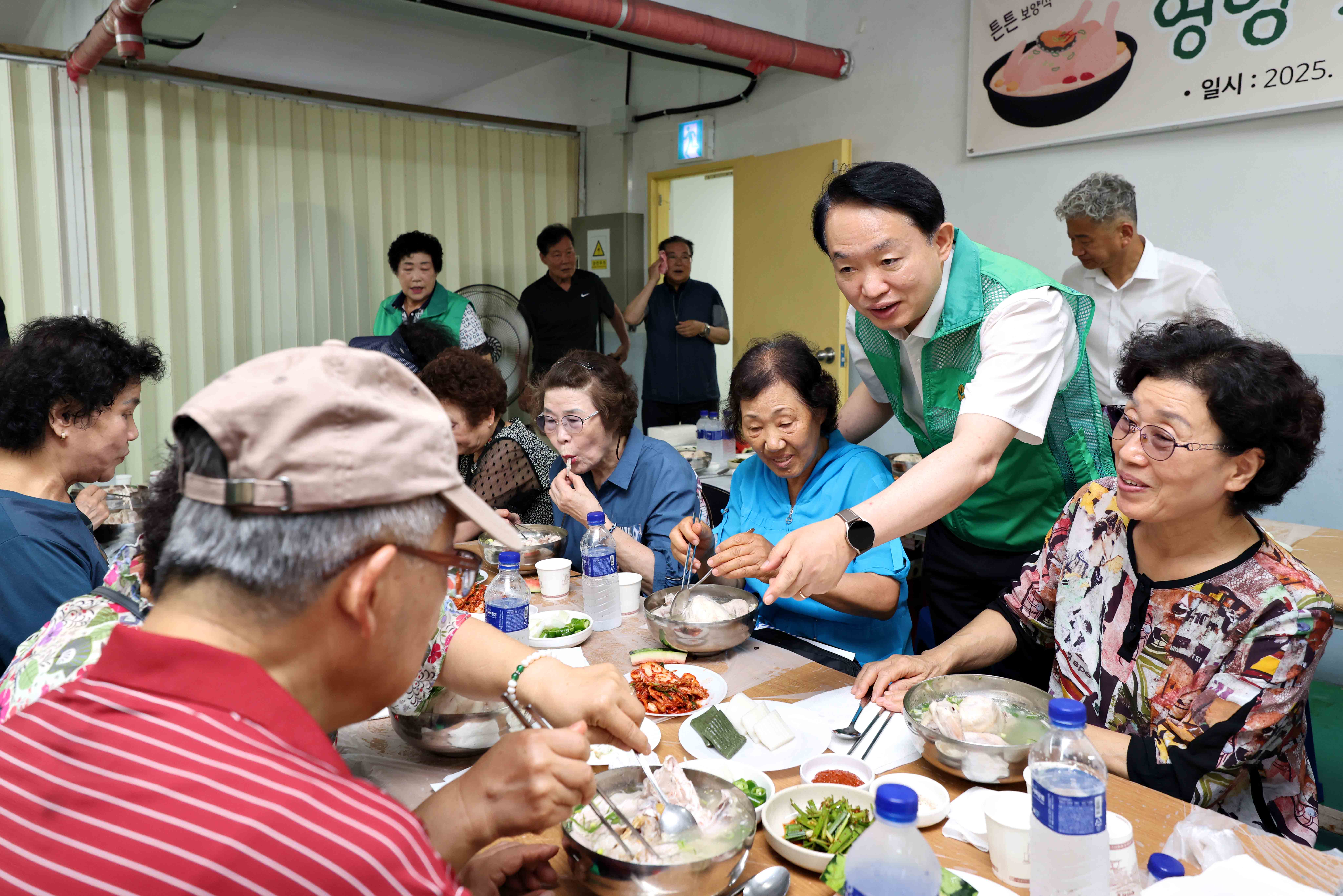 20250725_화수2동_삼계탕_나눔_행사3.jpg 이미지