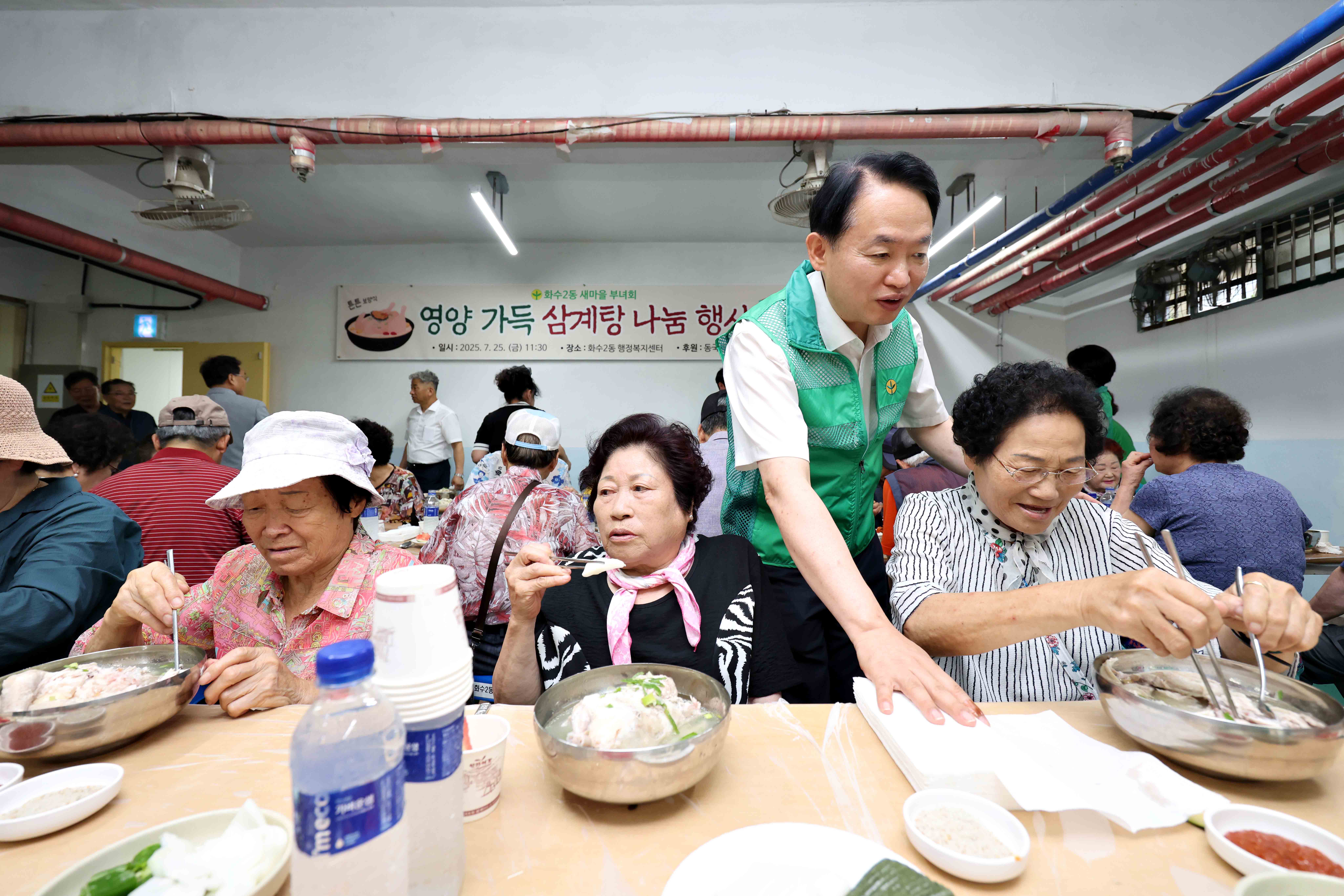 20250725_화수2동_삼계탕_나눔_행사5.jpg 이미지
