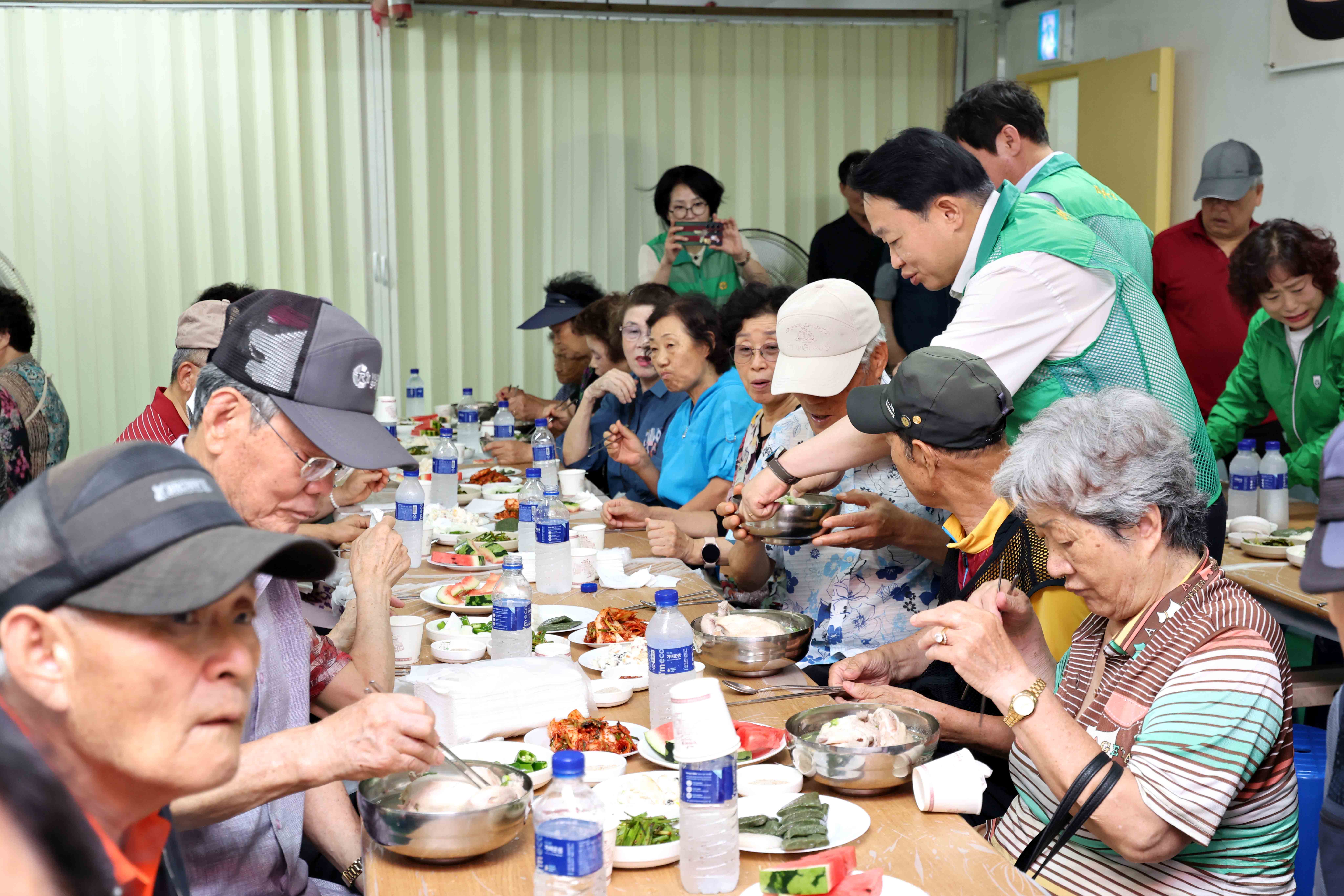 20250725_화수2동_삼계탕_나눔_행사6.jpg 이미지
