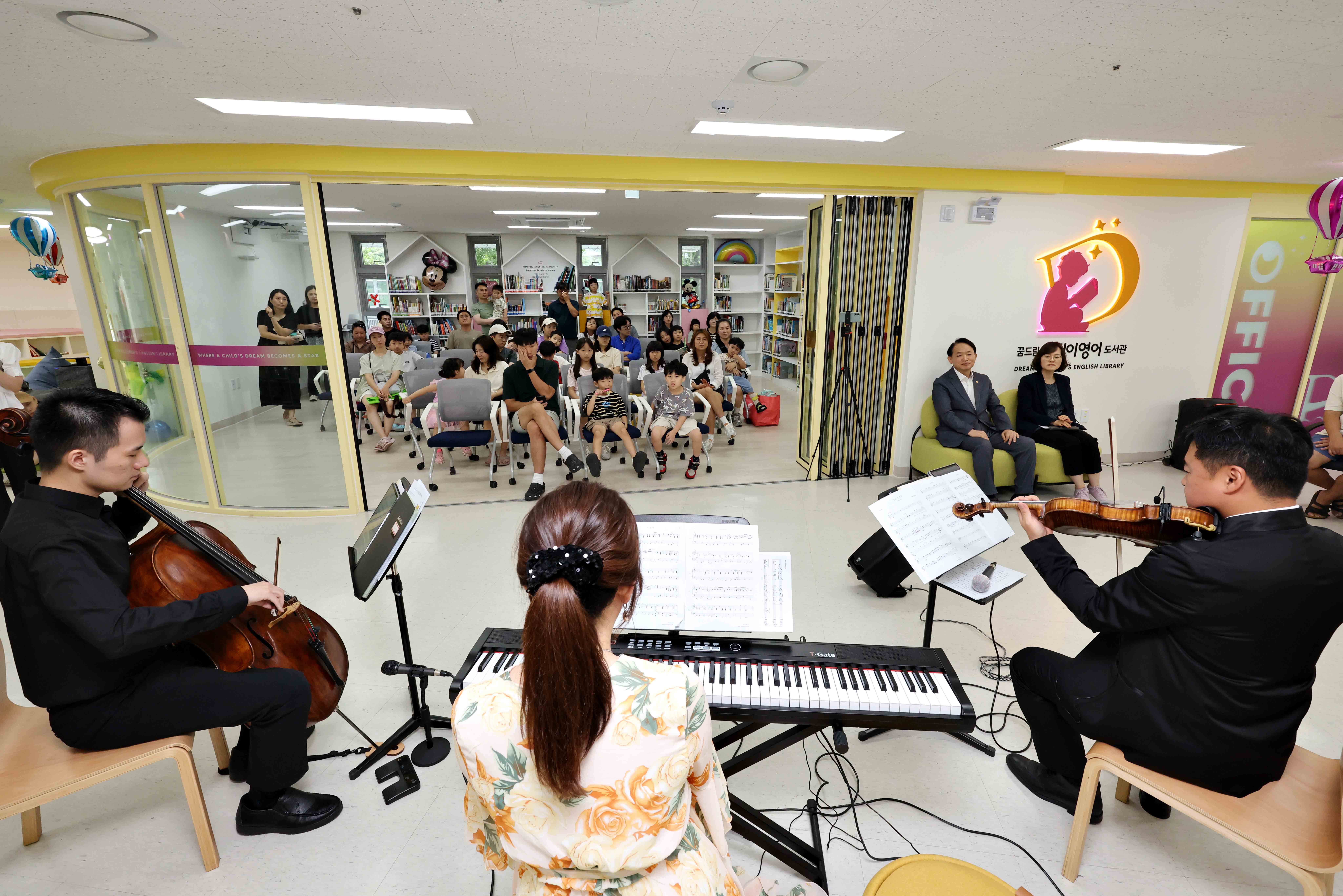 20250726_꿈드림영어도서관_개관1주년_기념행사3.jpg 이미지
