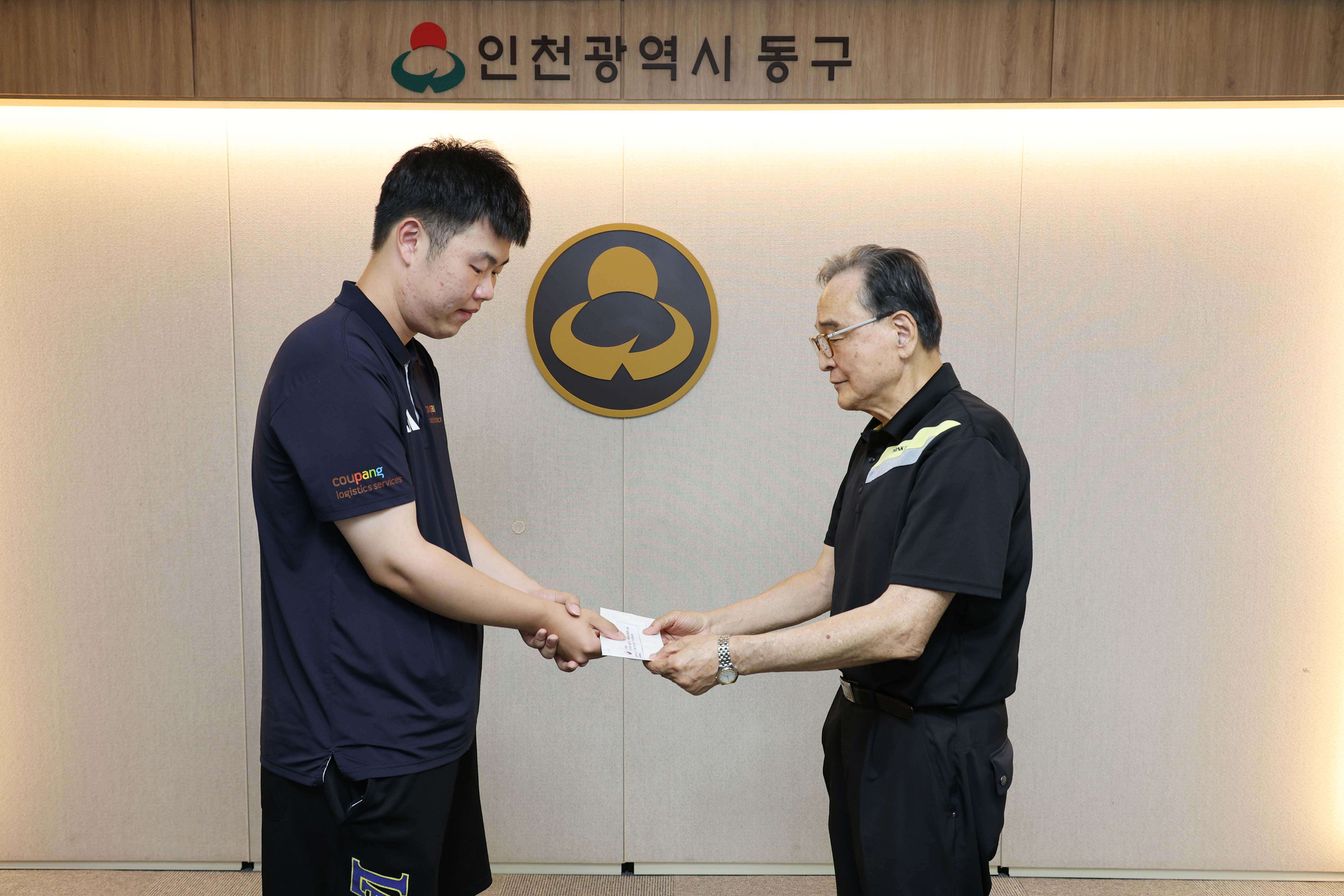 20250804_전국장애인탁구대회_참가_선수_격려금_전달-4.jpg 이미지
