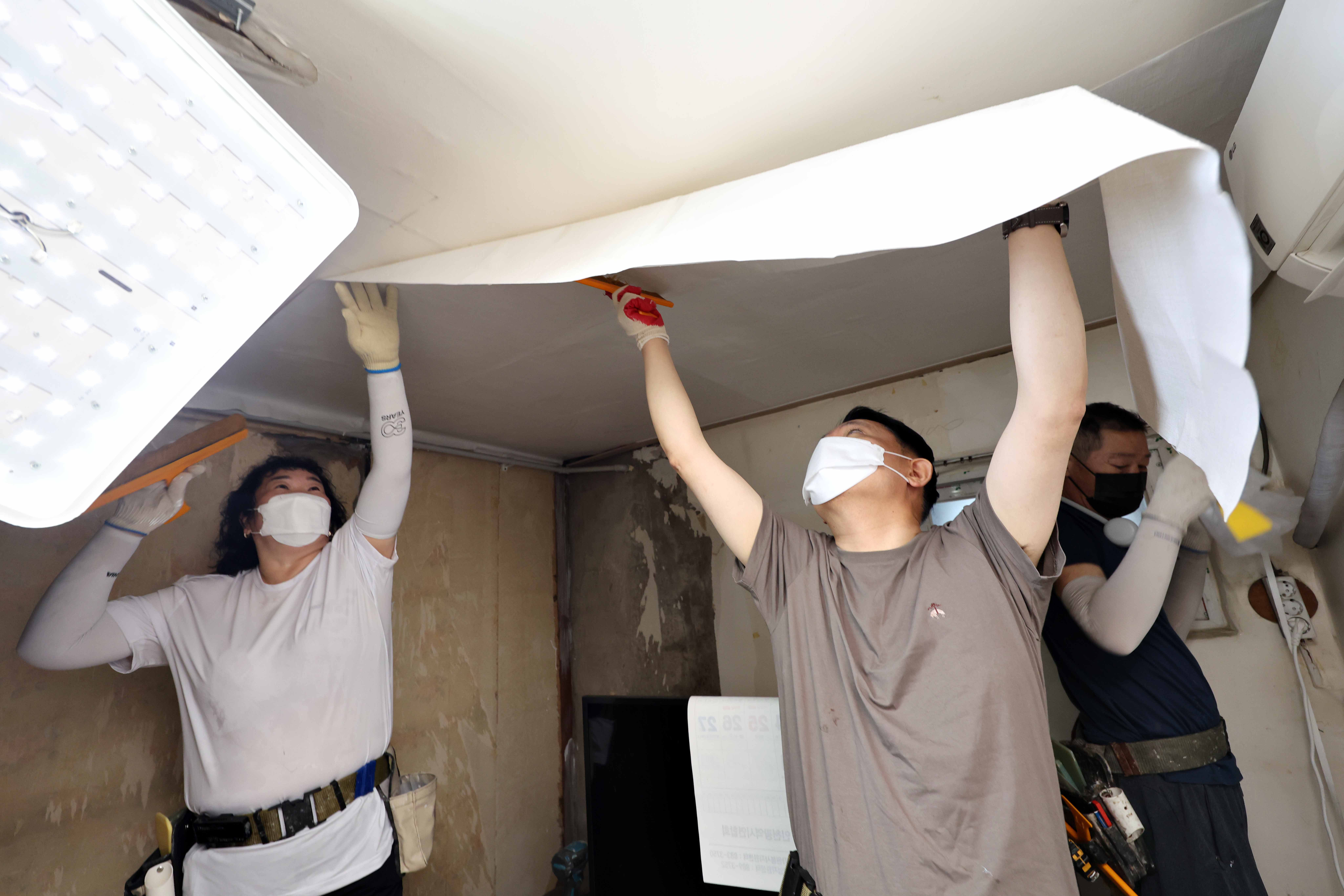 20250808_만석동_집수리_봉사15.jpg 이미지