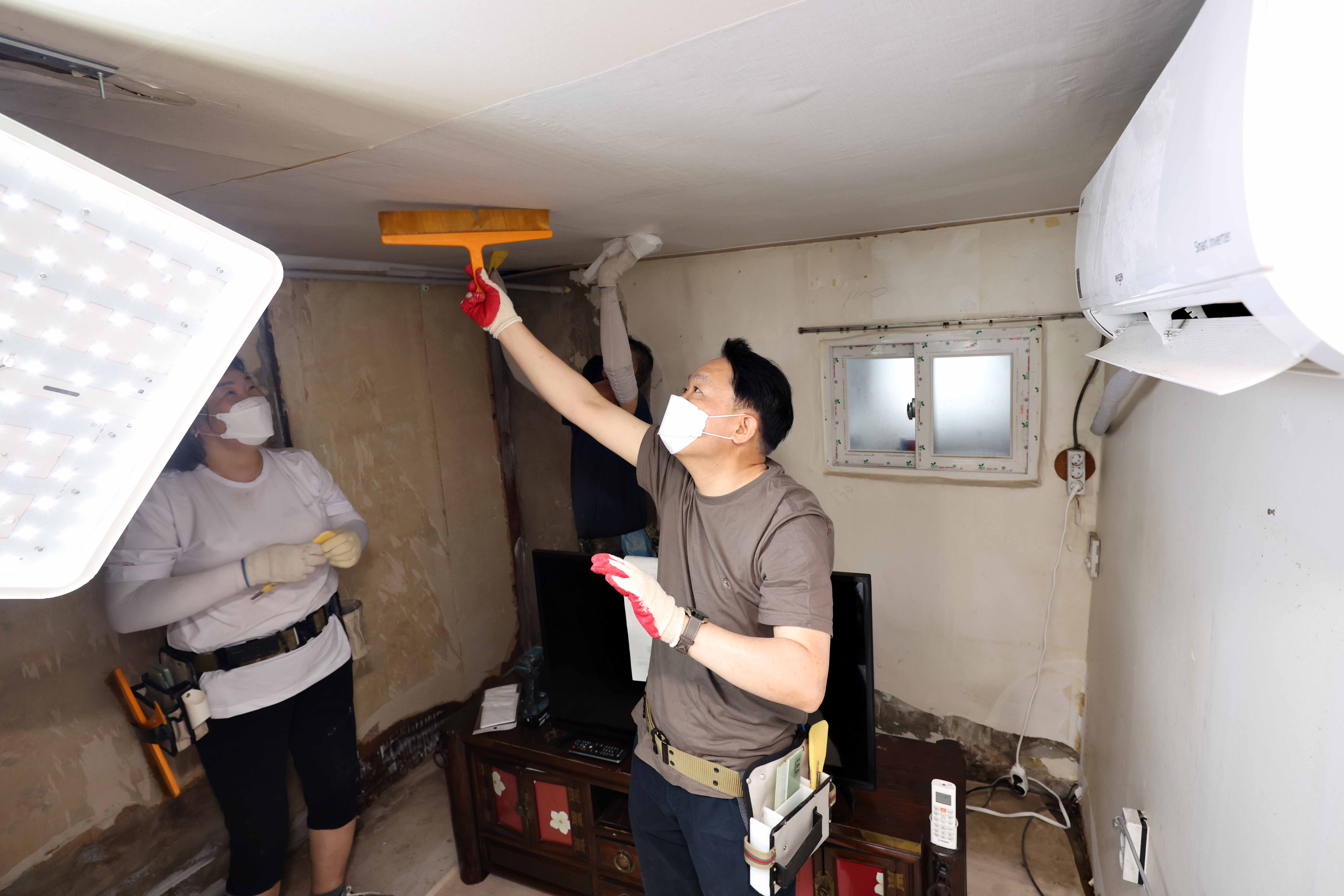 20250808_만석동_집수리_봉사3.jpg 이미지
