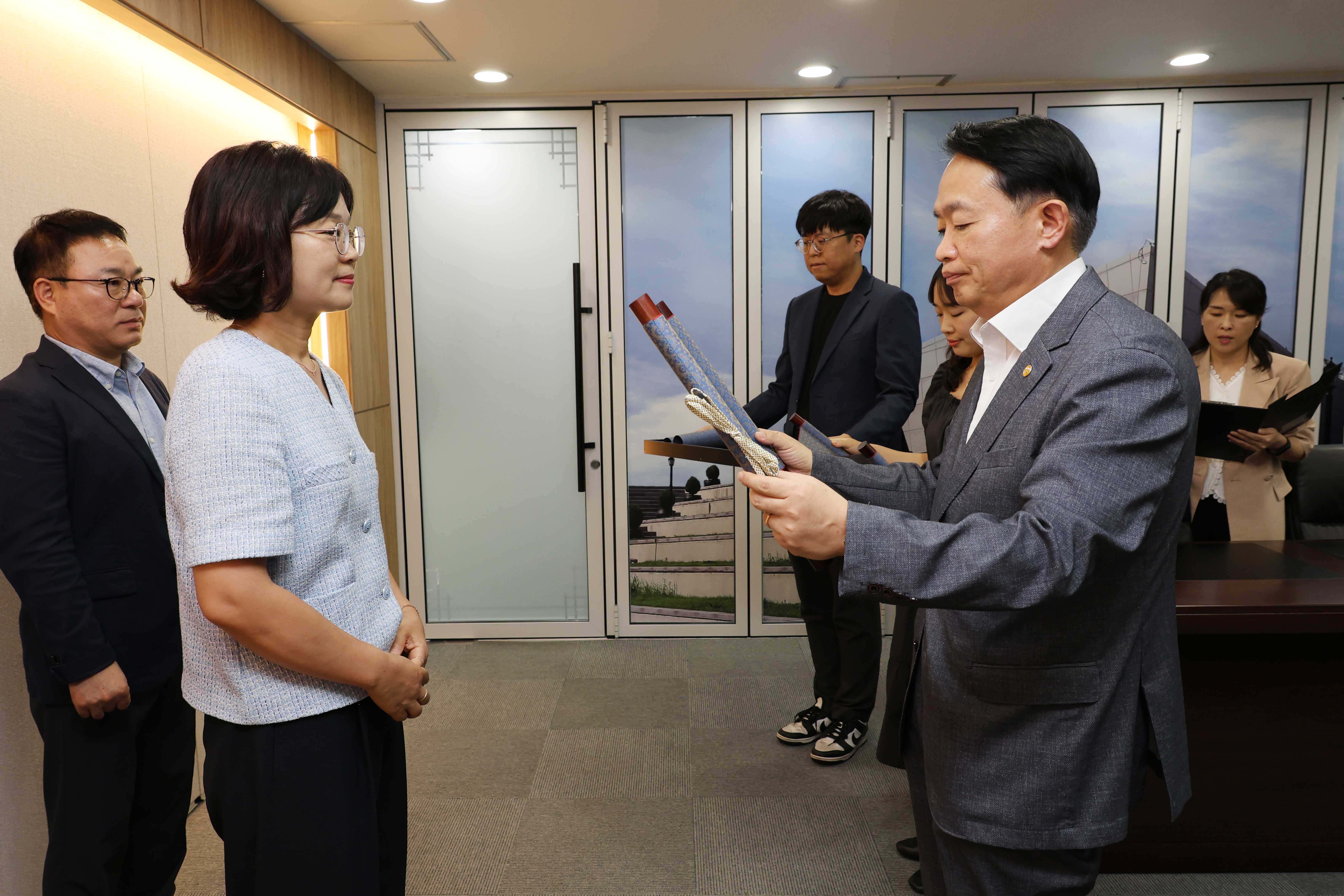 20250814_임용장_수여식-5.jpg 이미지