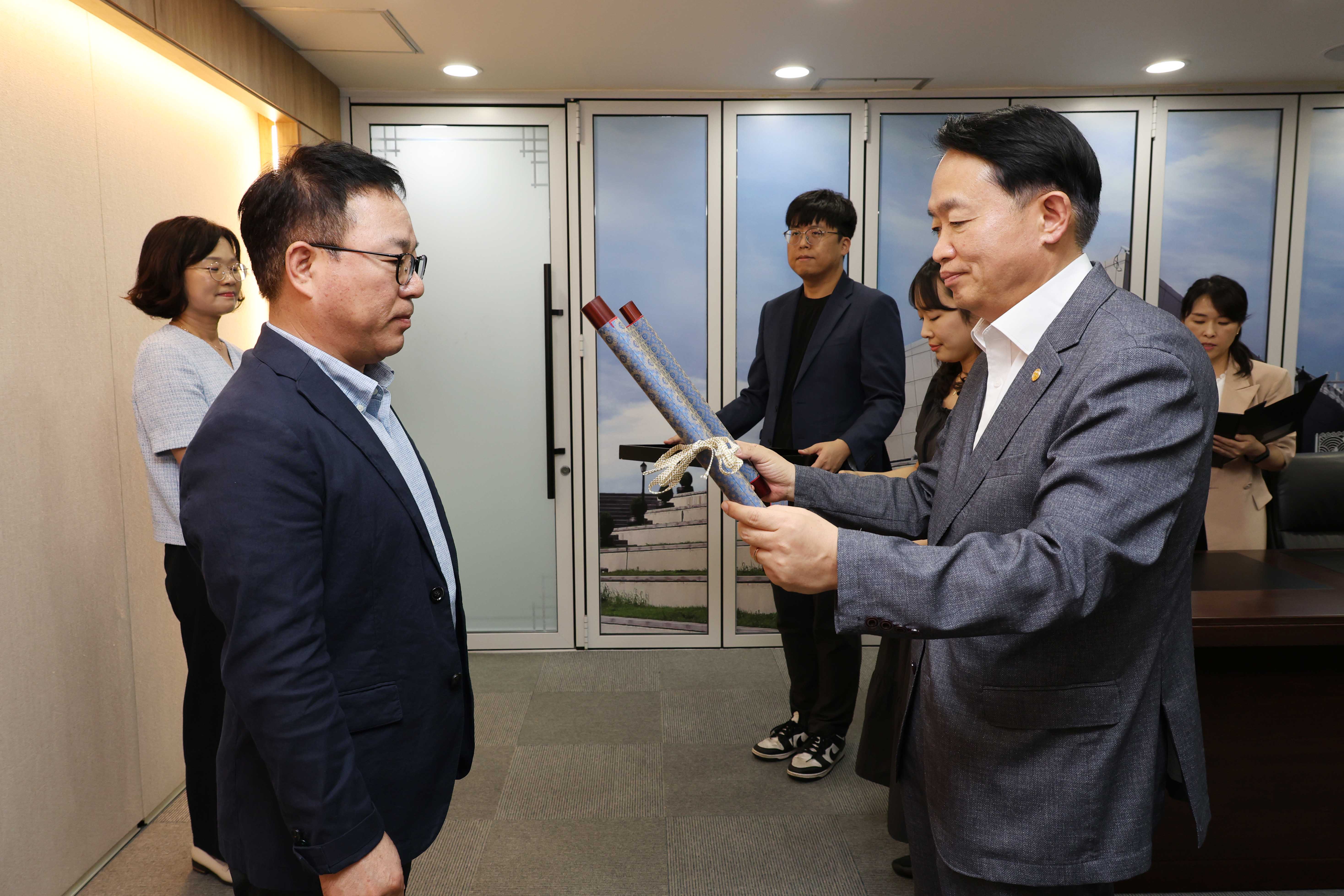 20250814_임용장_수여식-6.jpg 이미지