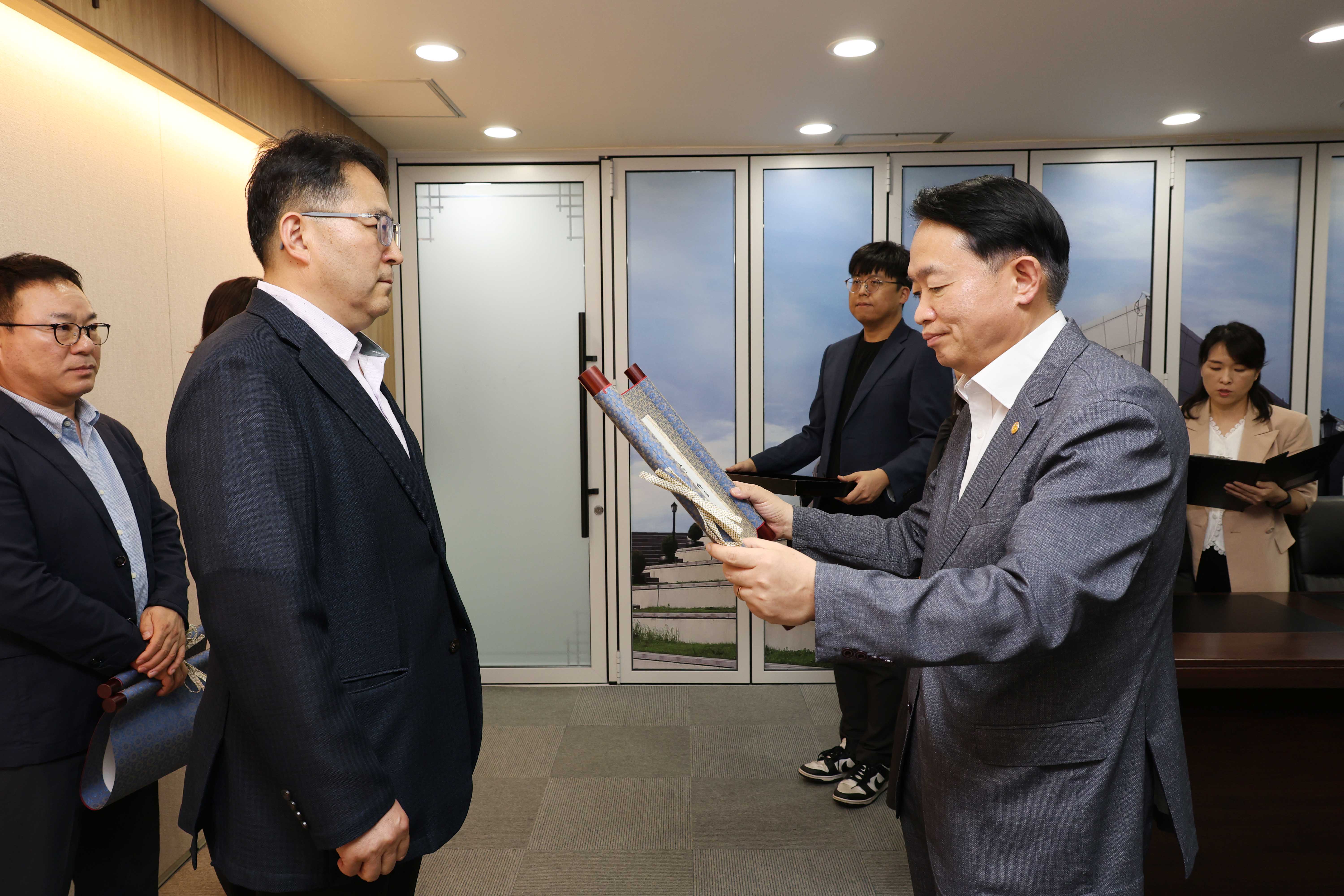 20250814_임용장_수여식-7.jpg 이미지