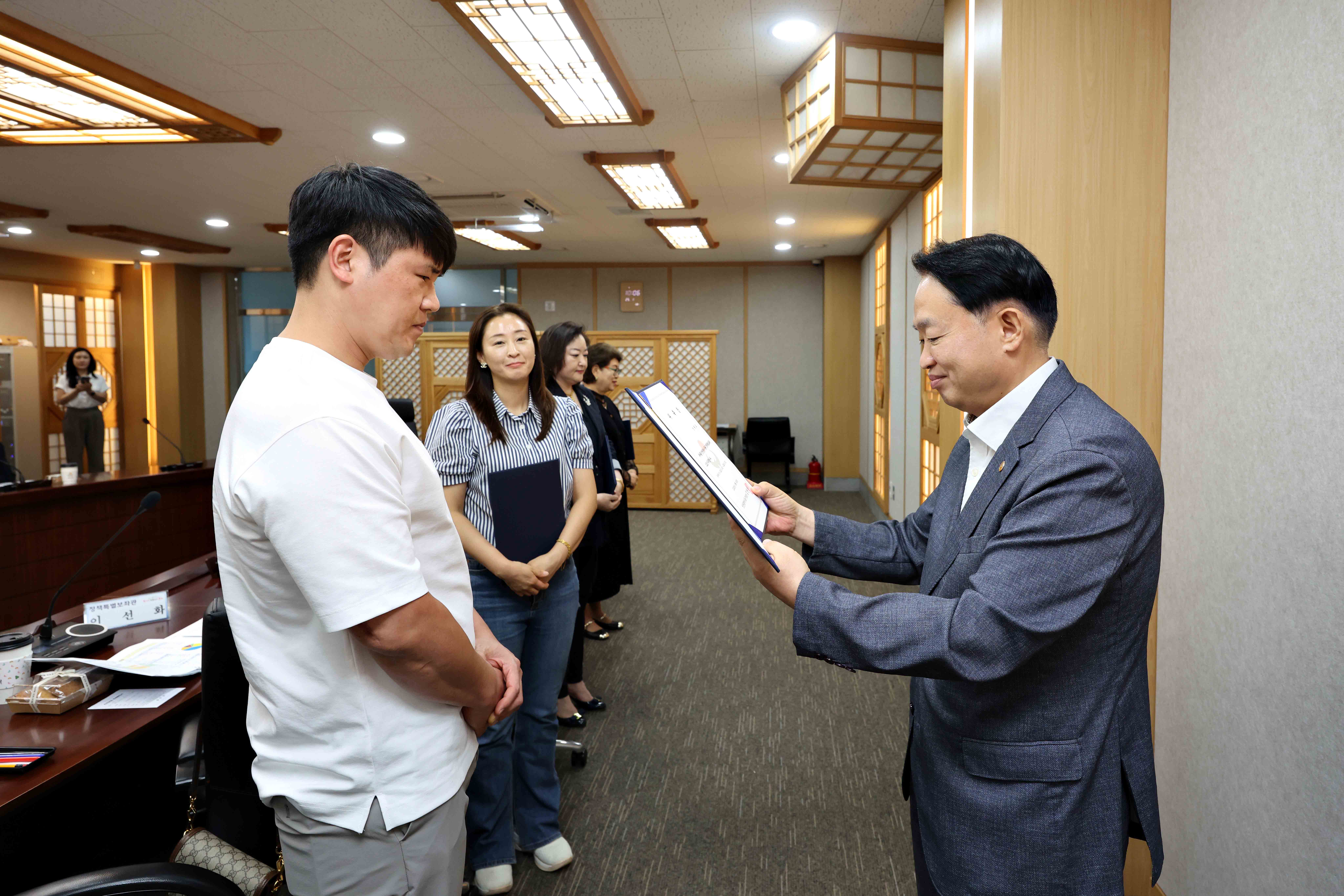 20250826_동구_정책특별보좌관_위촉식_및_정기_회의10.jpg 이미지