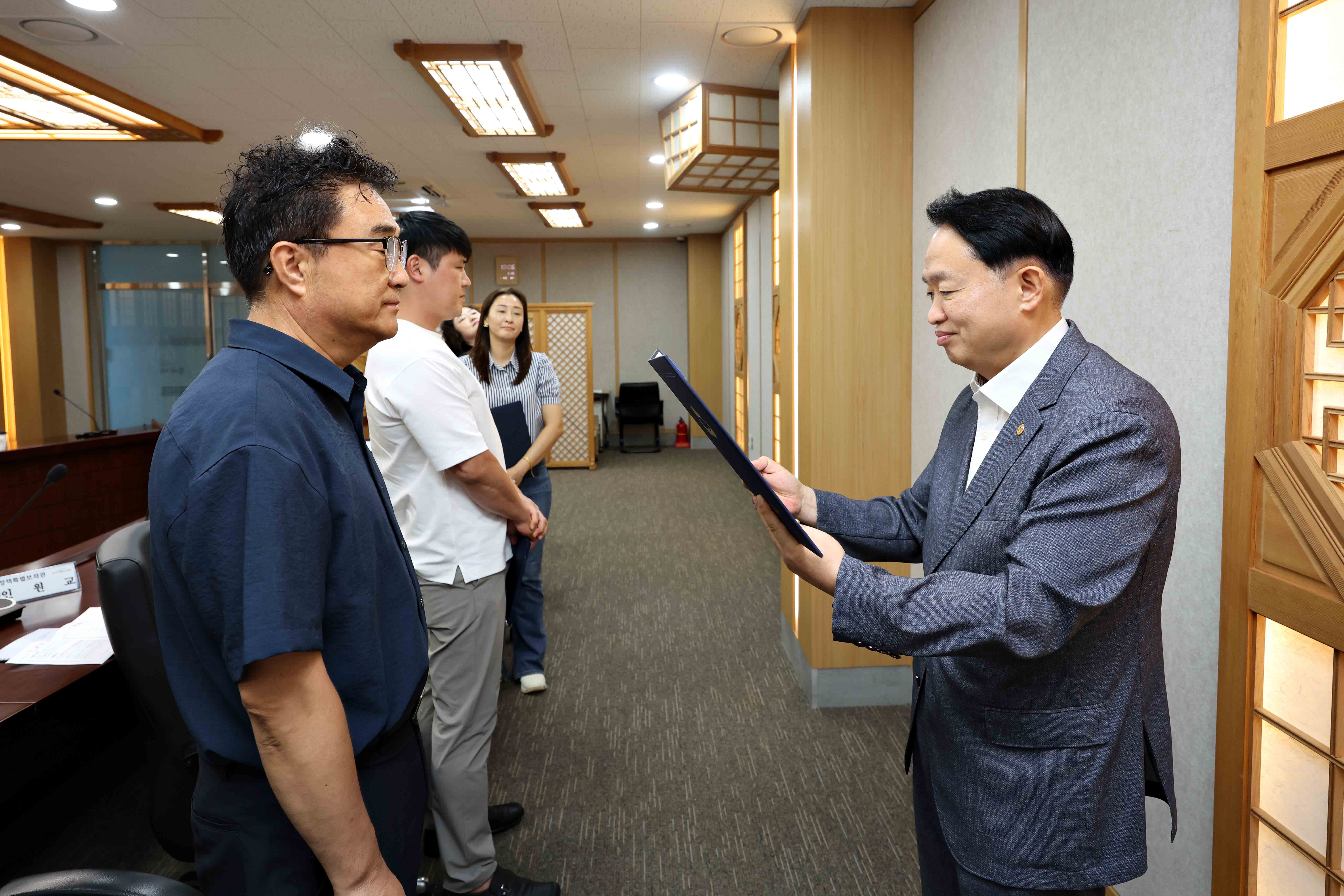 20250826_동구_정책특별보좌관_위촉식_및_정기_회의11.jpg 이미지