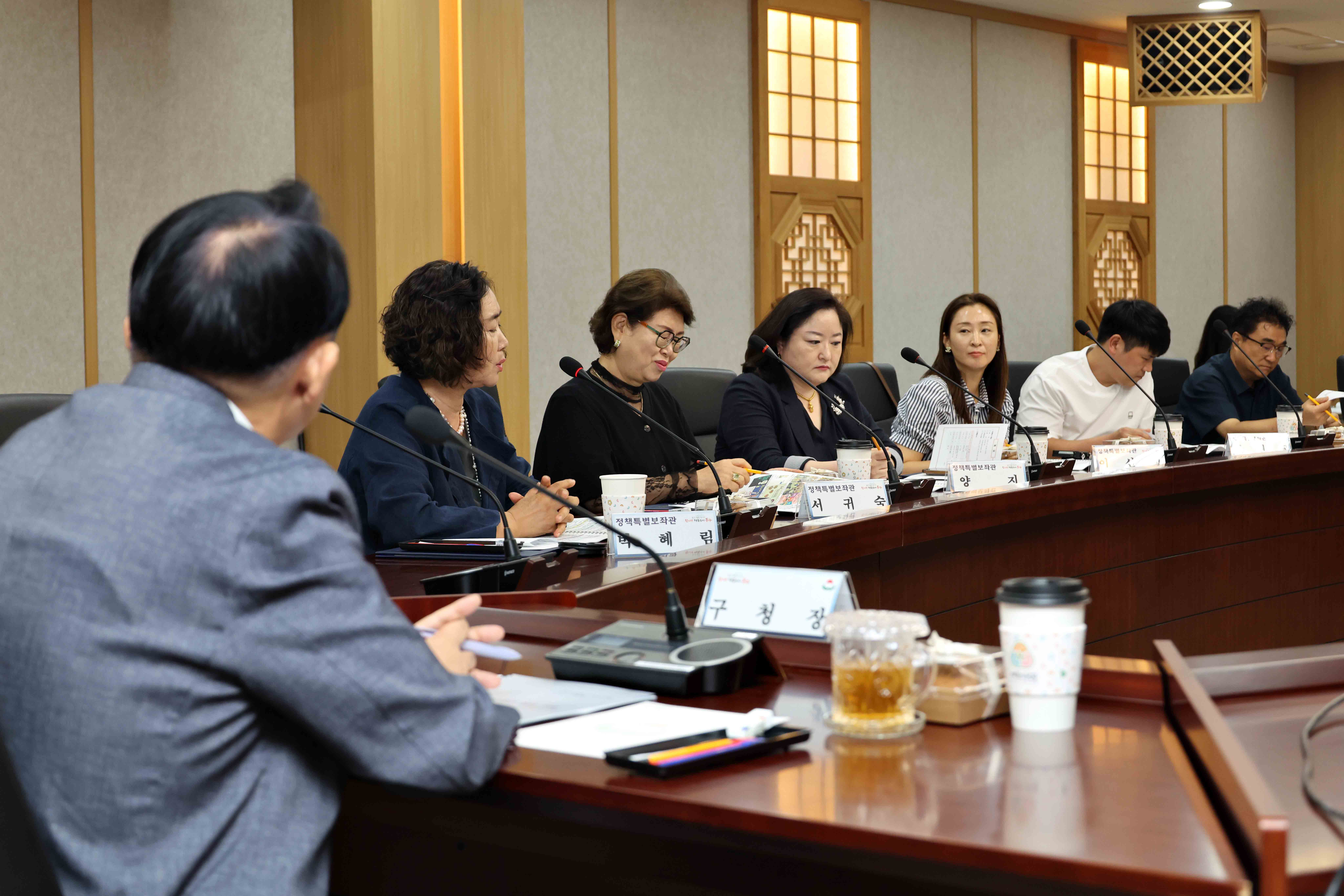20250826_동구_정책특별보좌관_위촉식_및_정기_회의3.jpg 이미지