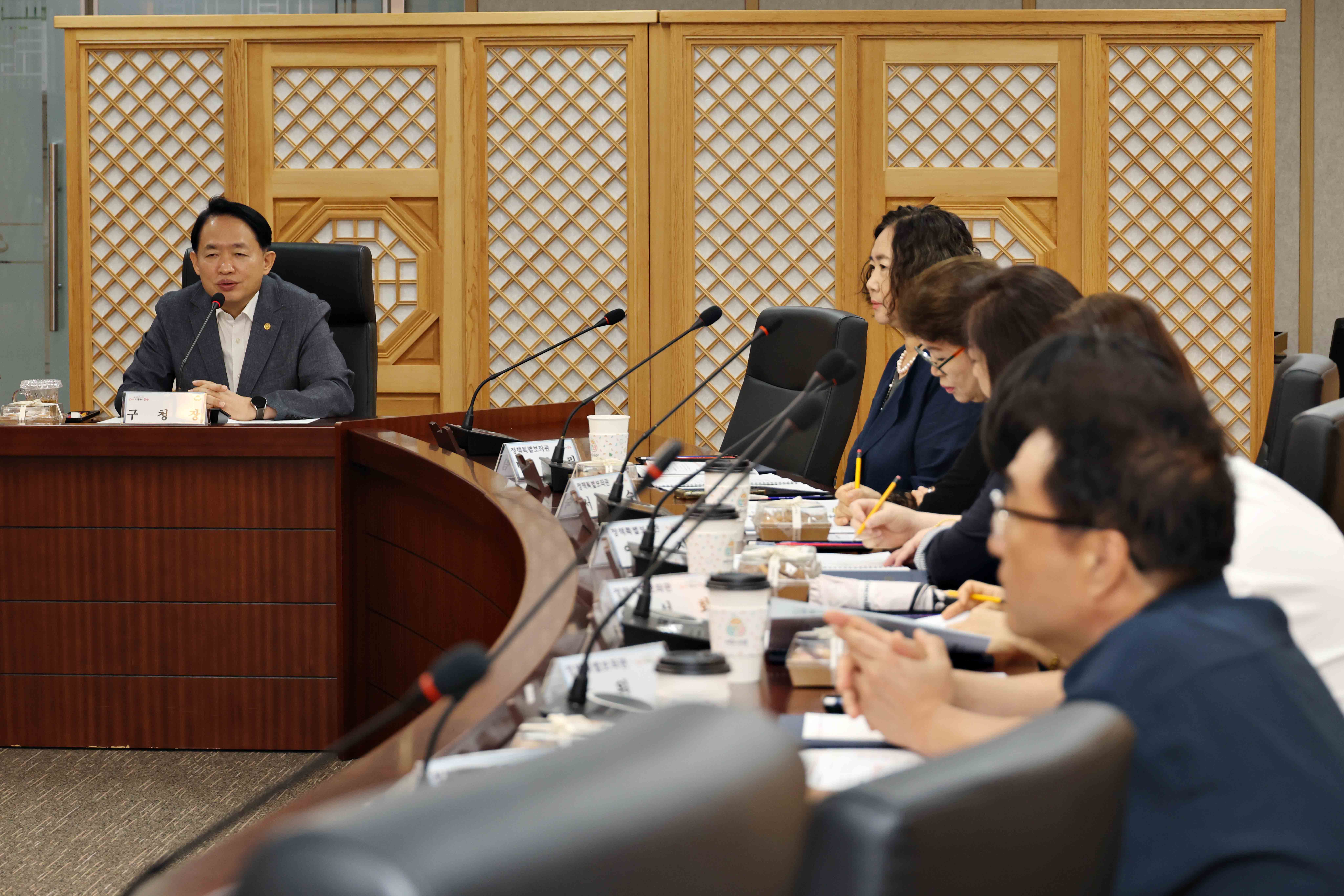 20250826_동구_정책특별보좌관_위촉식_및_정기_회의4.jpg 이미지