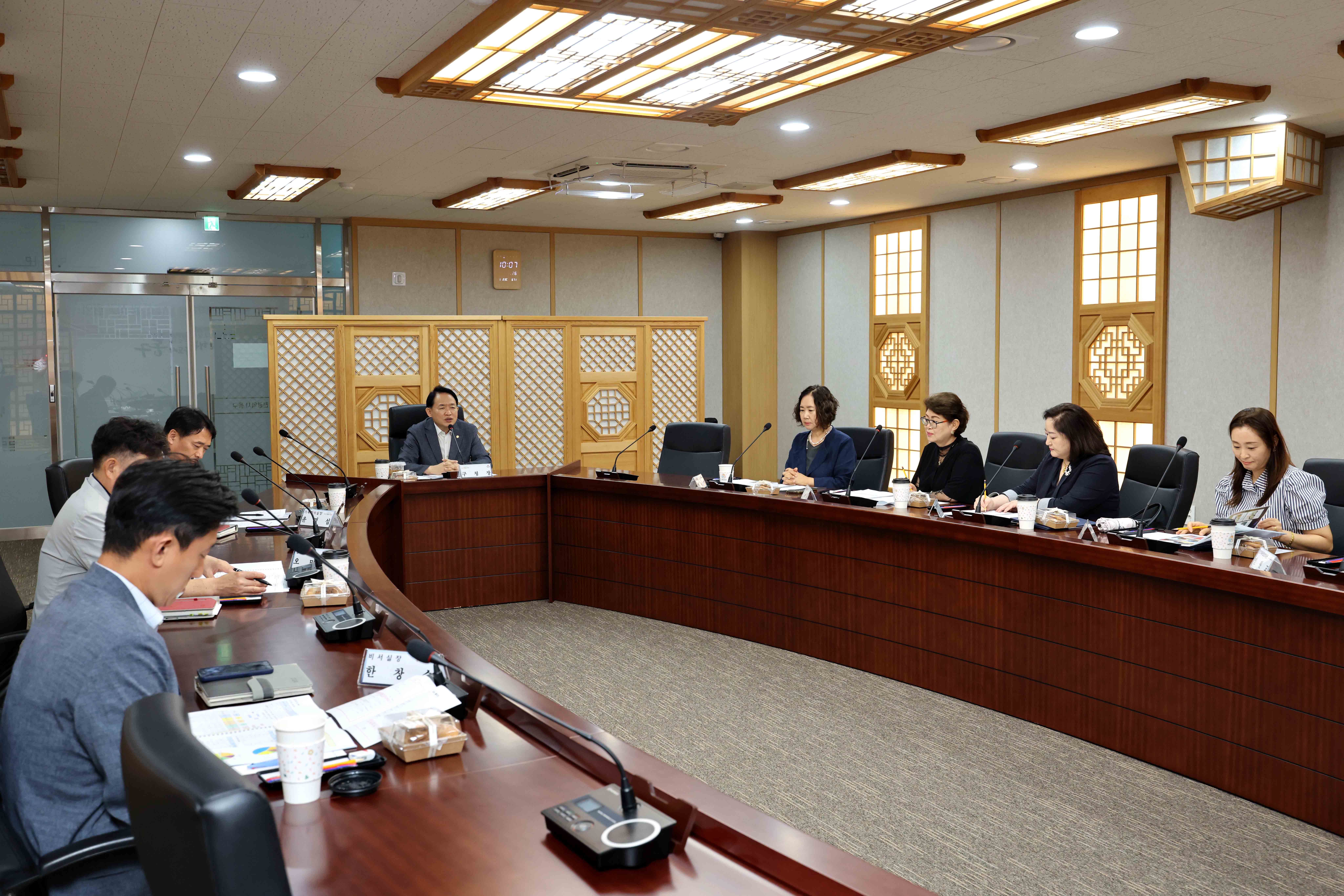 20250826_동구_정책특별보좌관_위촉식_및_정기_회의5.jpg 이미지
