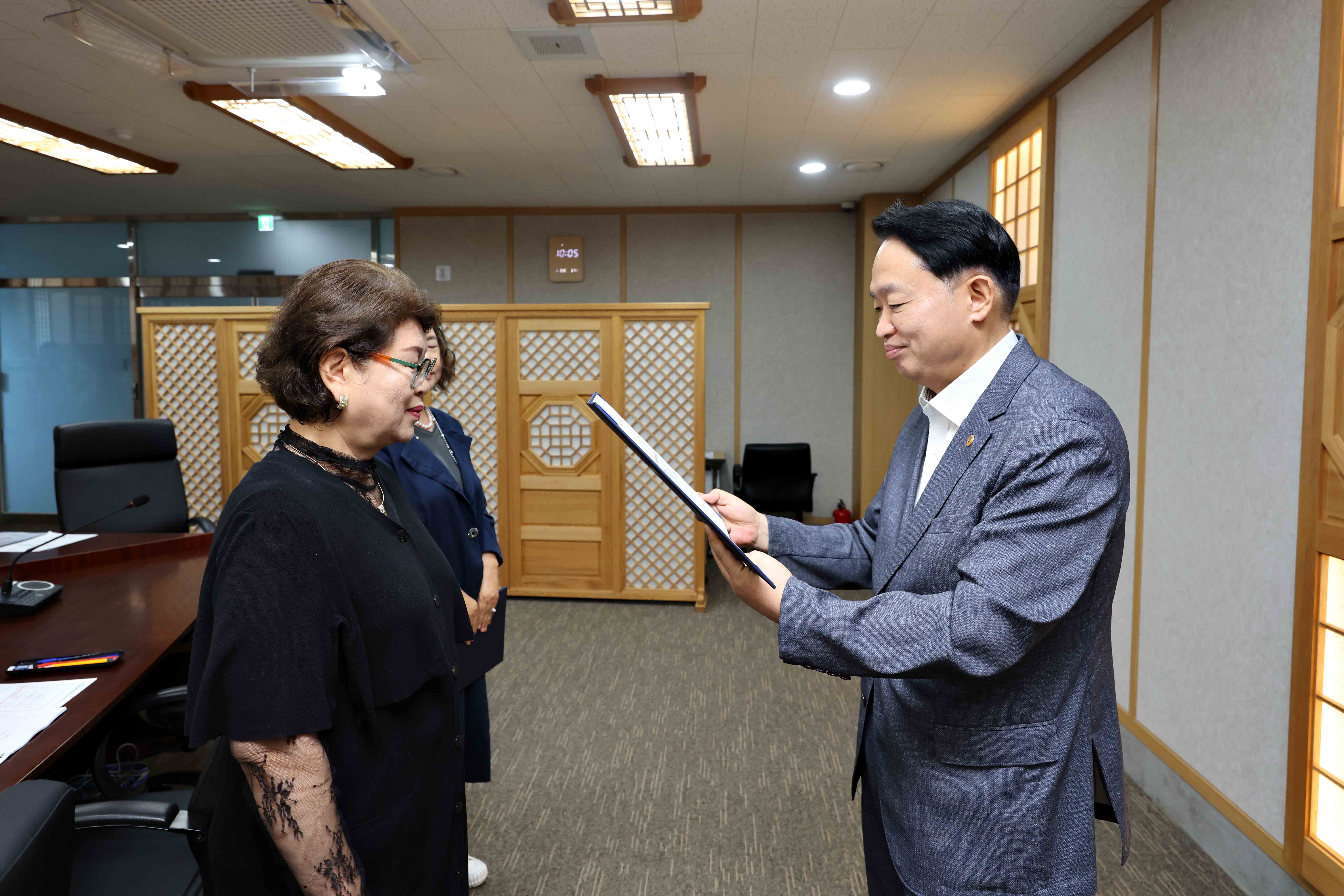 20250826_동구_정책특별보좌관_위촉식_및_정기_회의7.jpg 이미지