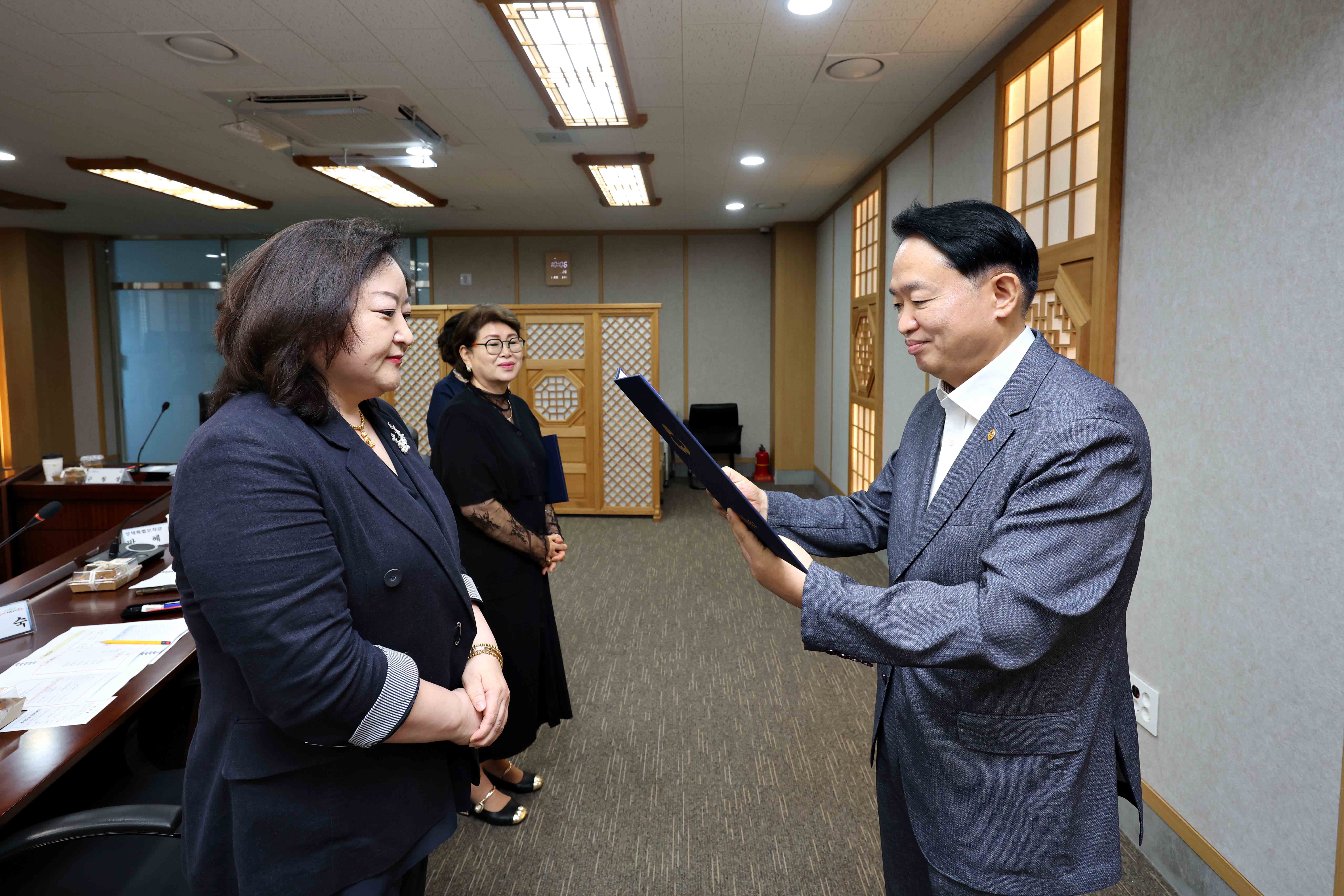 20250826_동구_정책특별보좌관_위촉식_및_정기_회의8.jpg 이미지