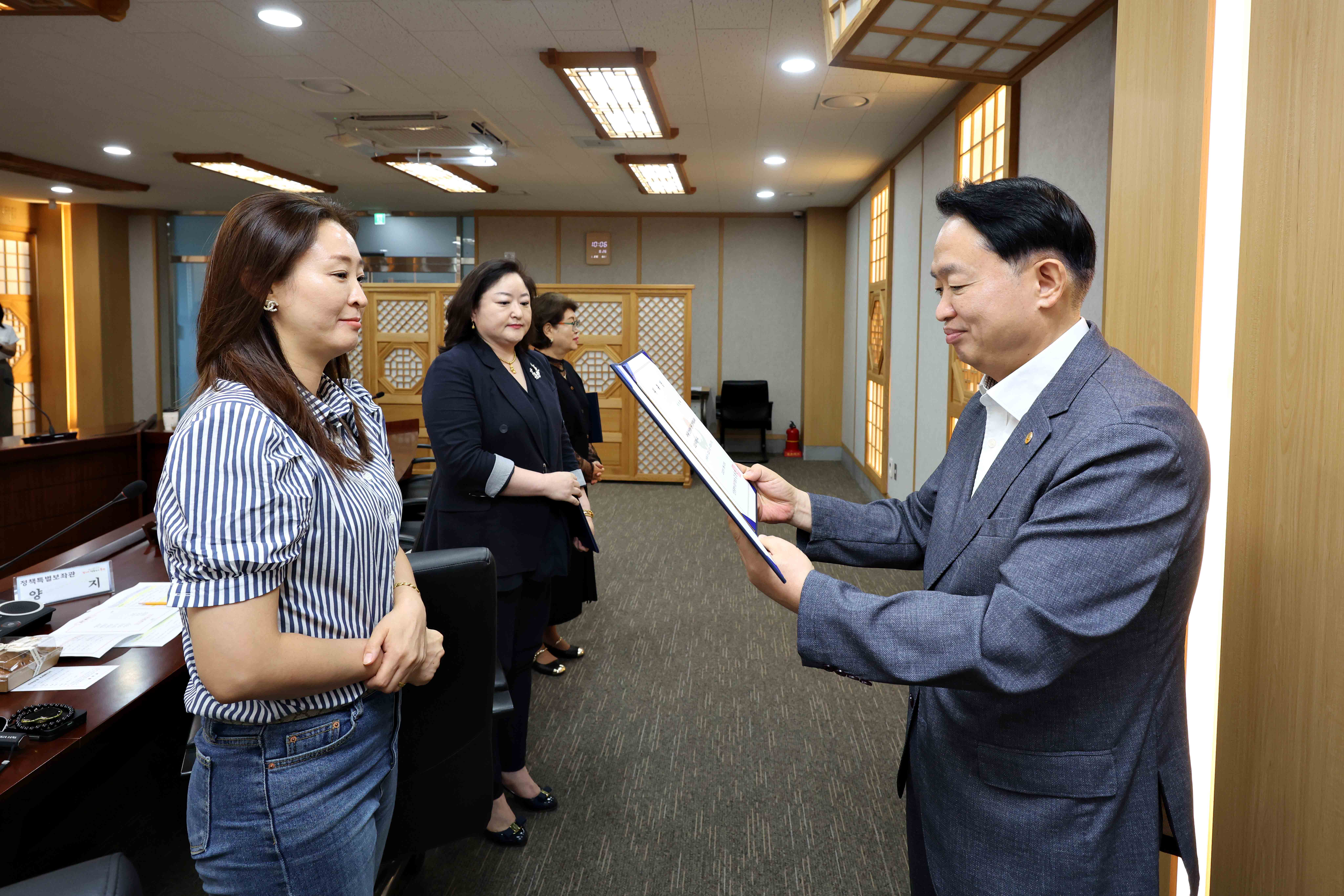 20250826_동구_정책특별보좌관_위촉식_및_정기_회의9.jpg 이미지