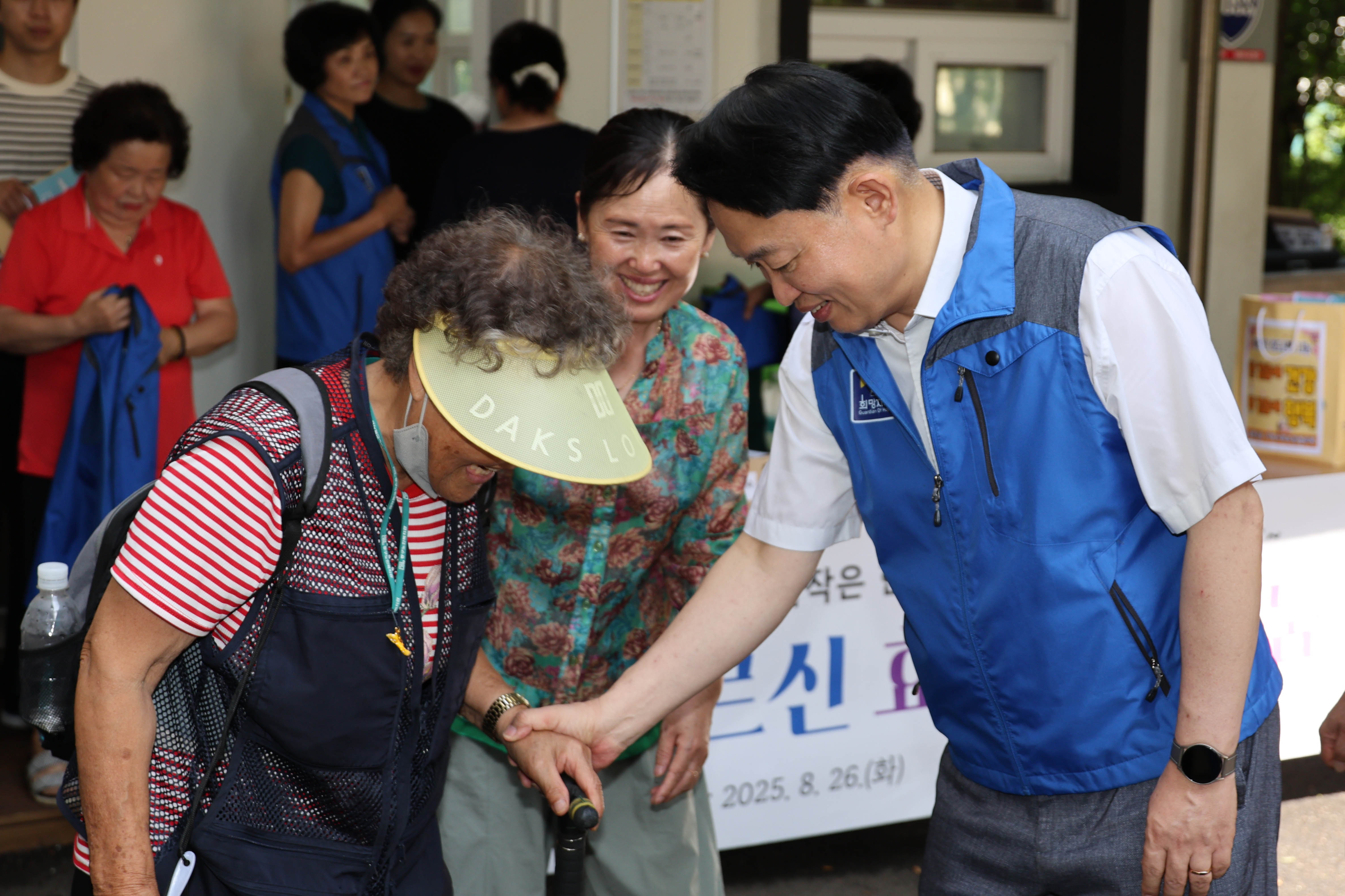 20250826_송현3동_어르신_효도신발_나눔-5.jpg 이미지